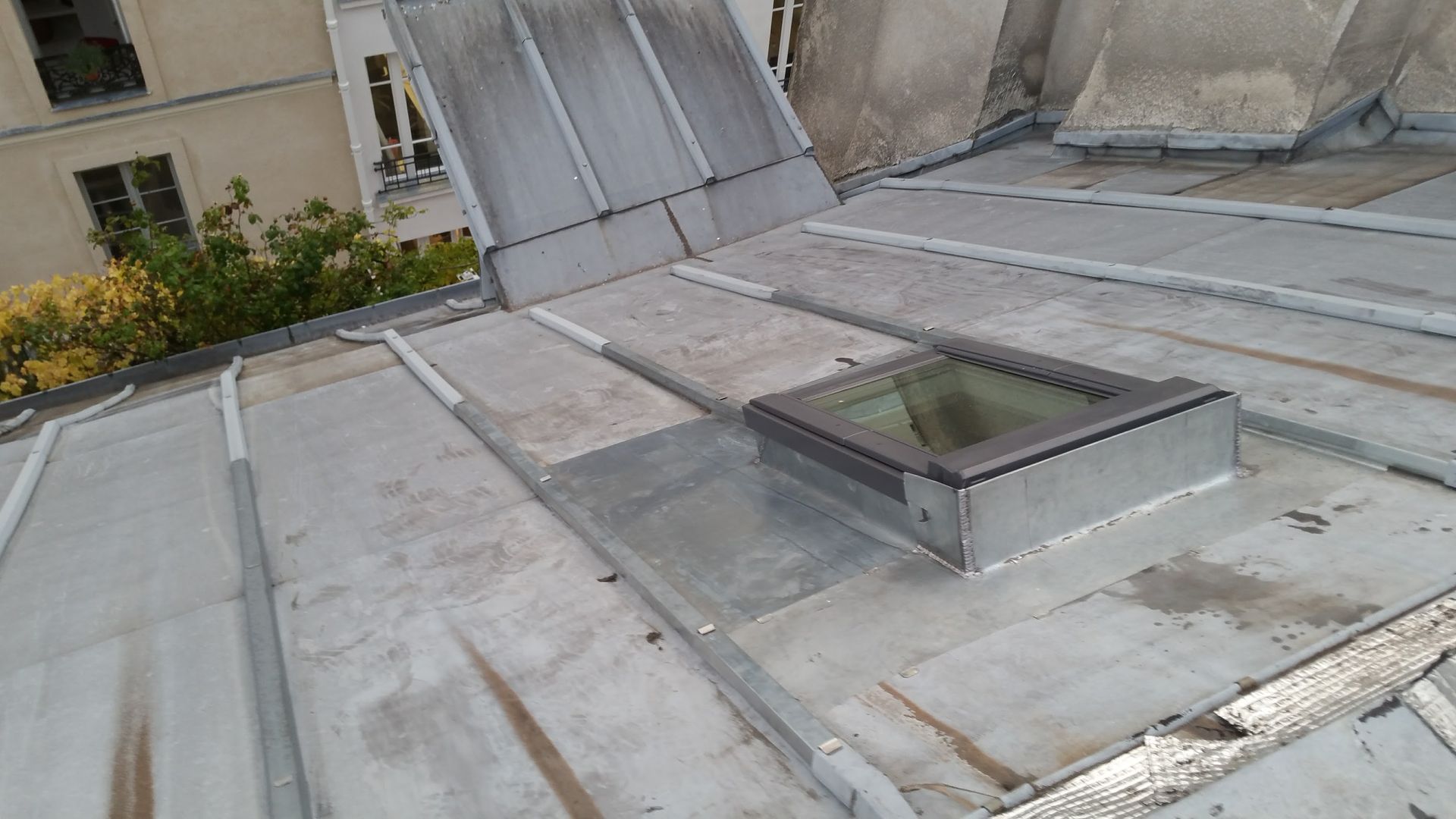 Velux sur un toit en zinc