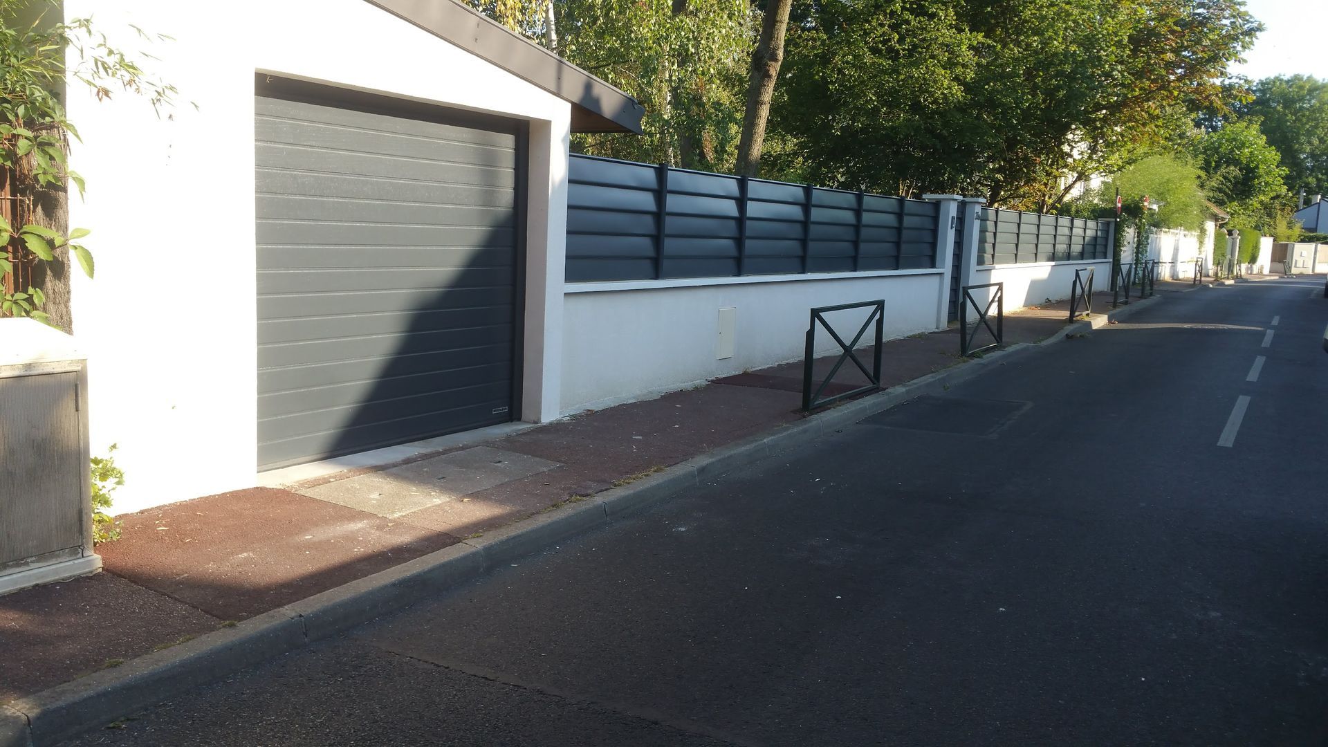 Mur extérieur et porte de garage