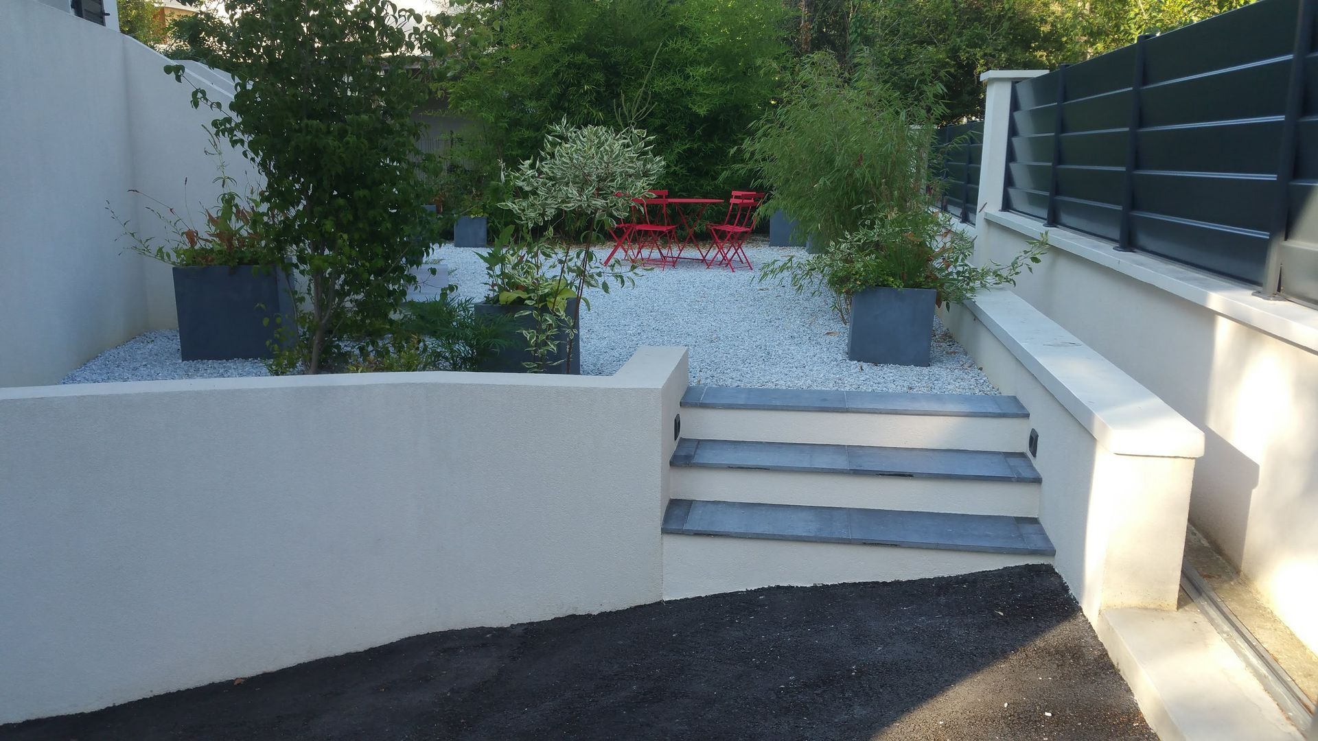 Escalier extérieur et terrasse avec table et chaises