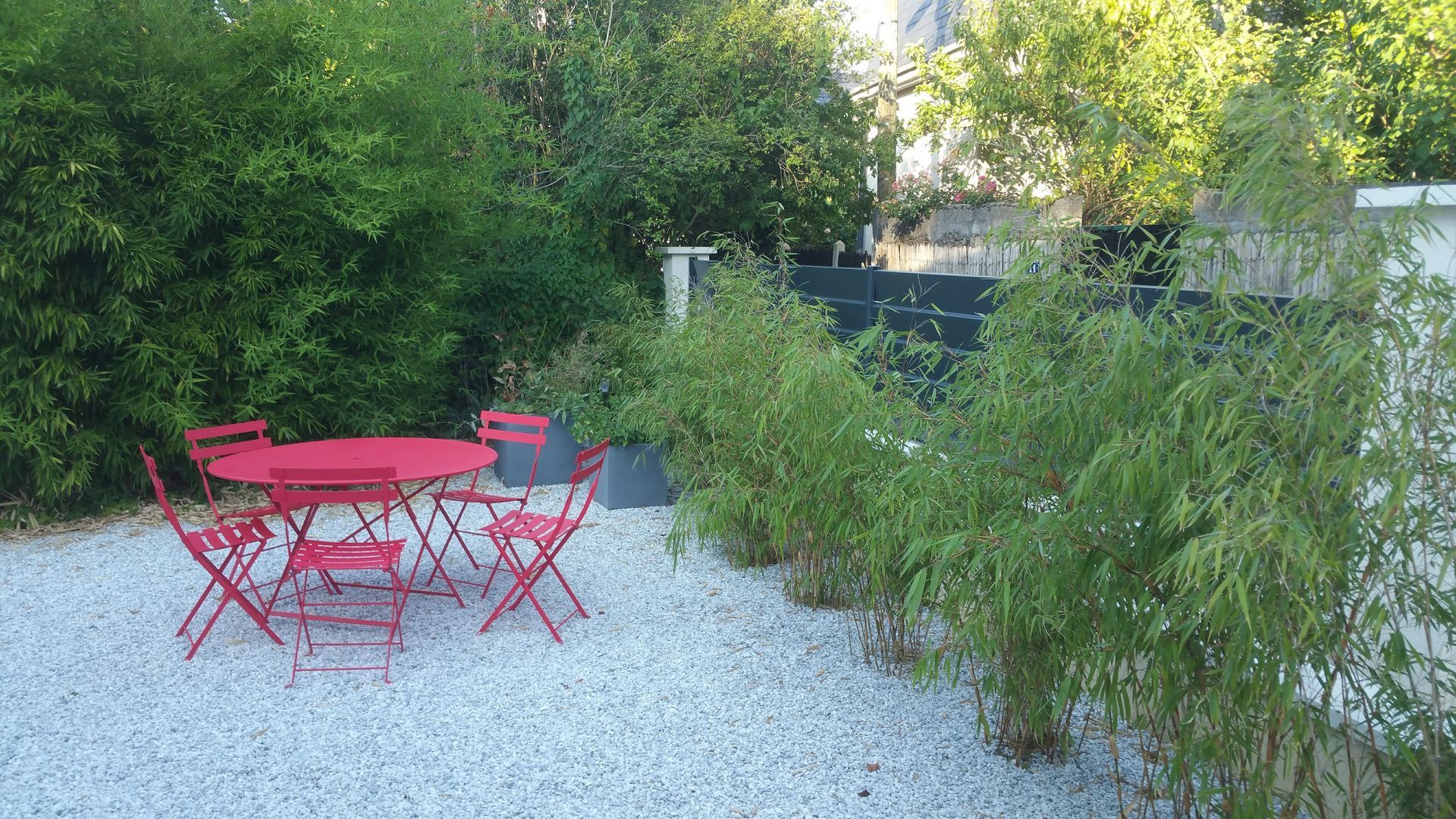 Table de jardin avec chaises couleur rouge