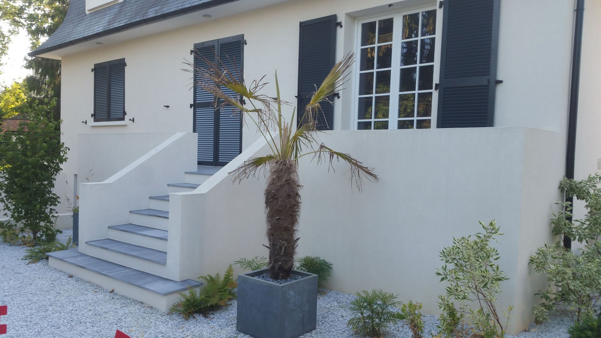Façade maison avec escalier extérieur