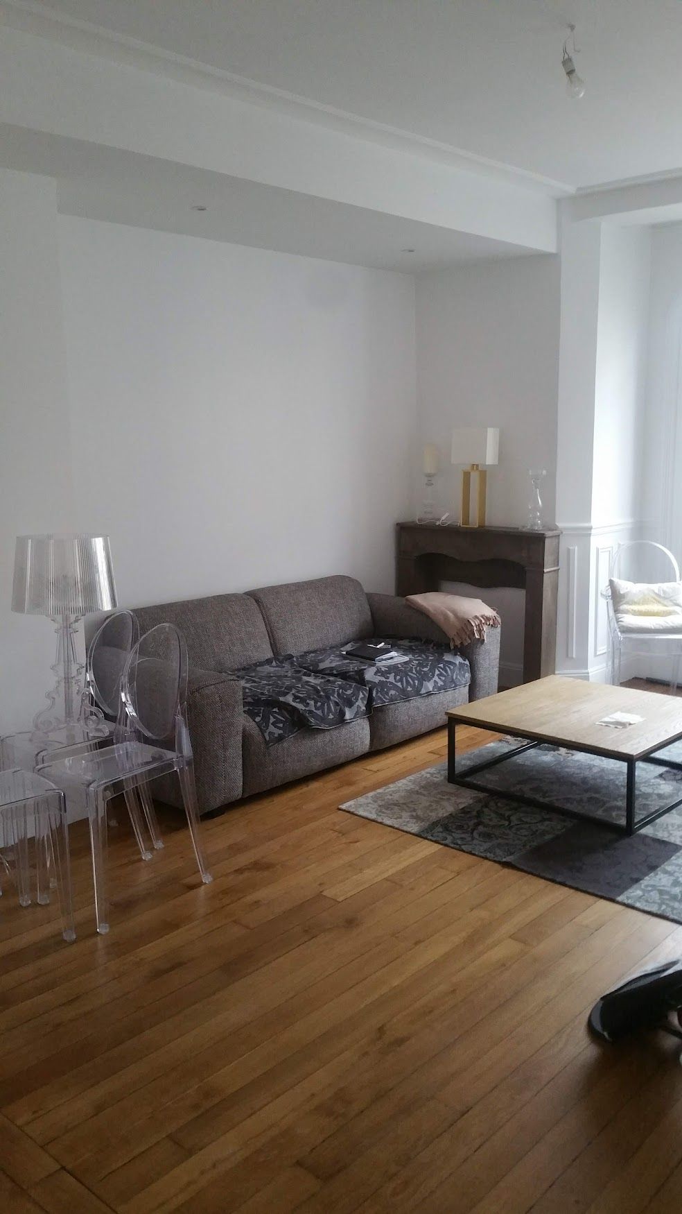 Salon avec canapé et table basse