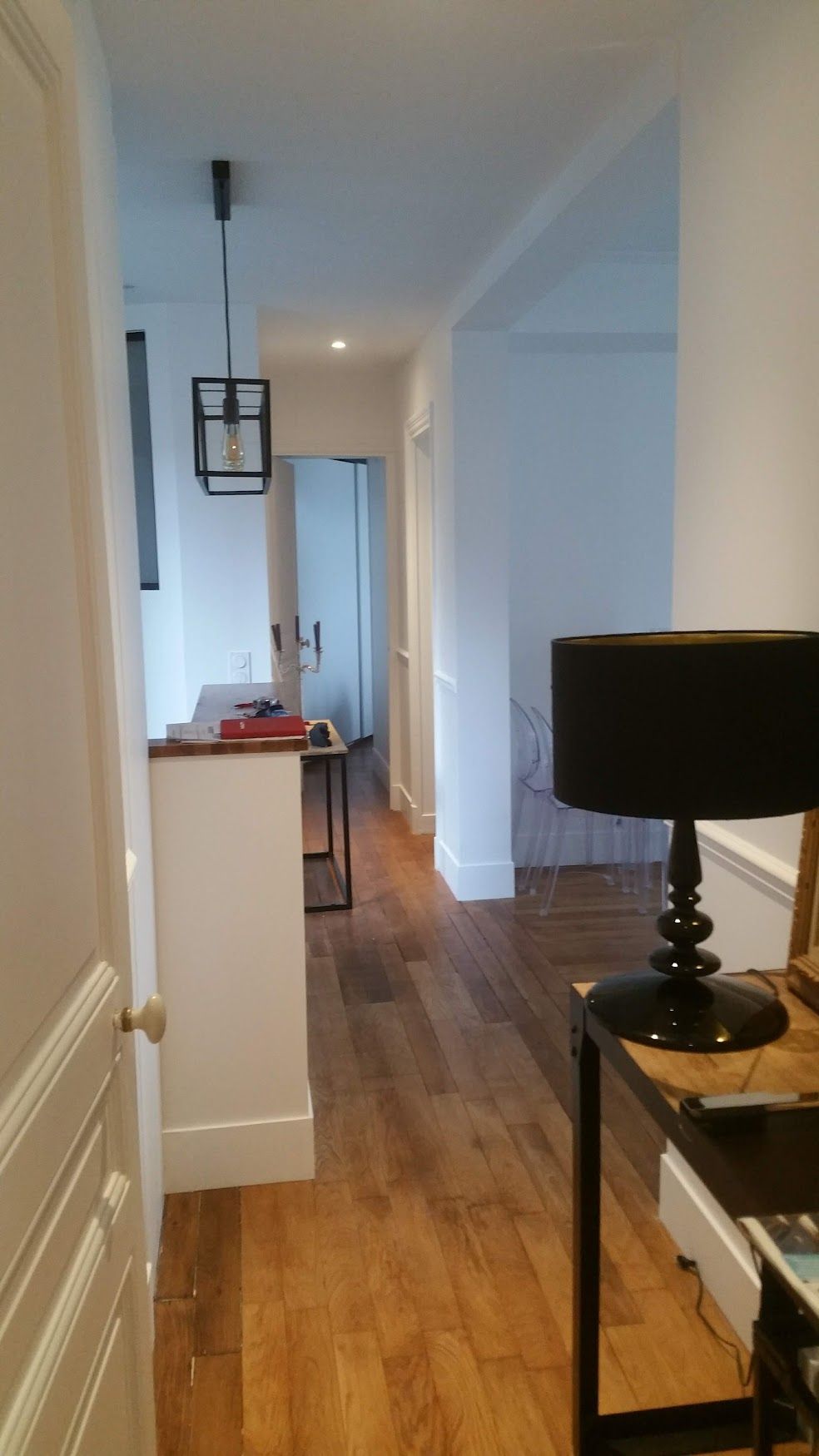 Couloir avec meubles et lampe