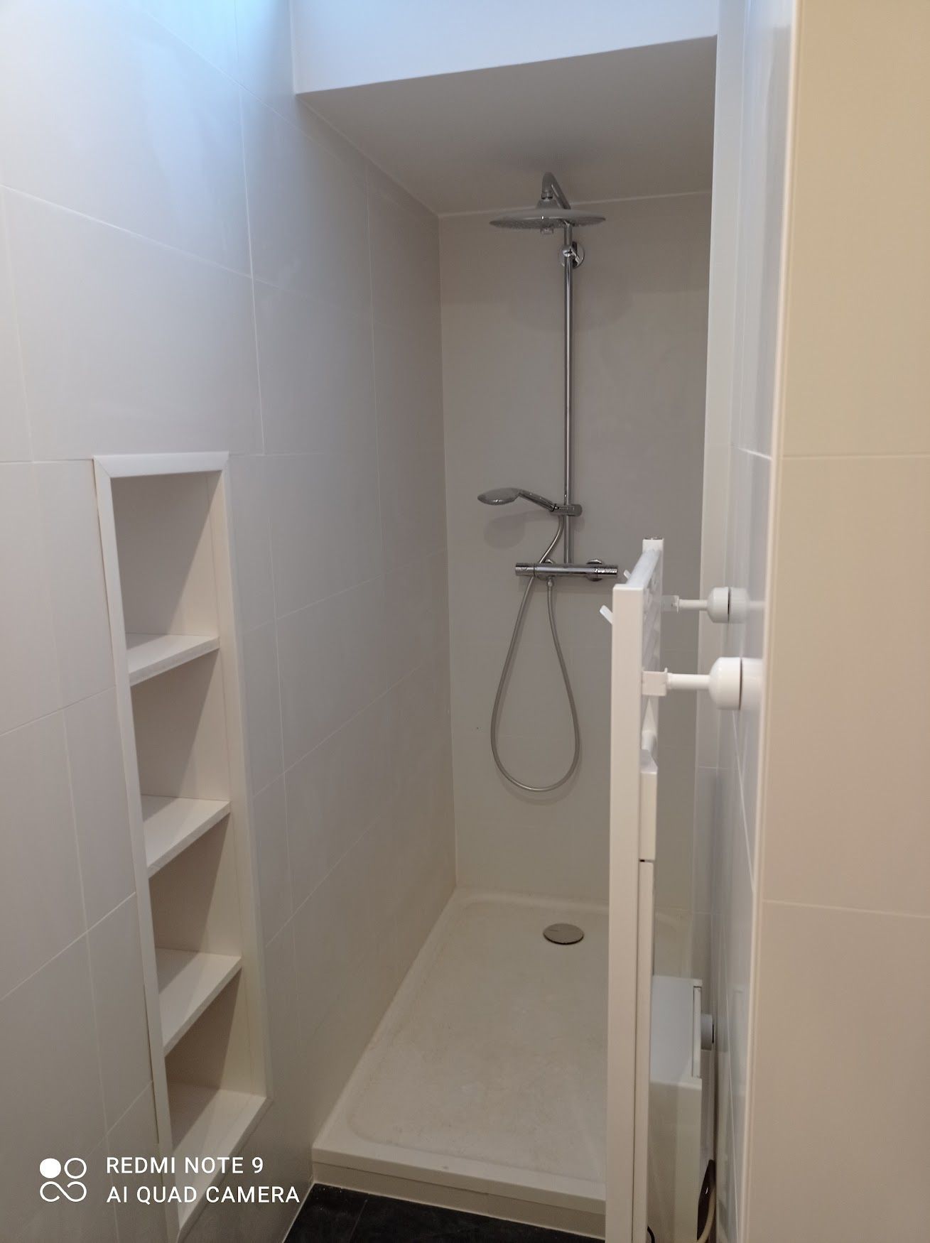 Douche et niche avec étagères