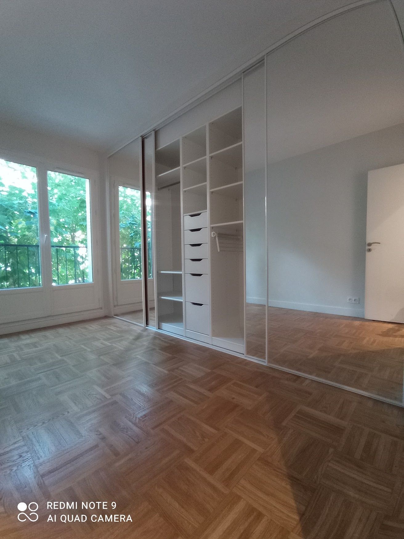 Pièce avec meuble de rangement