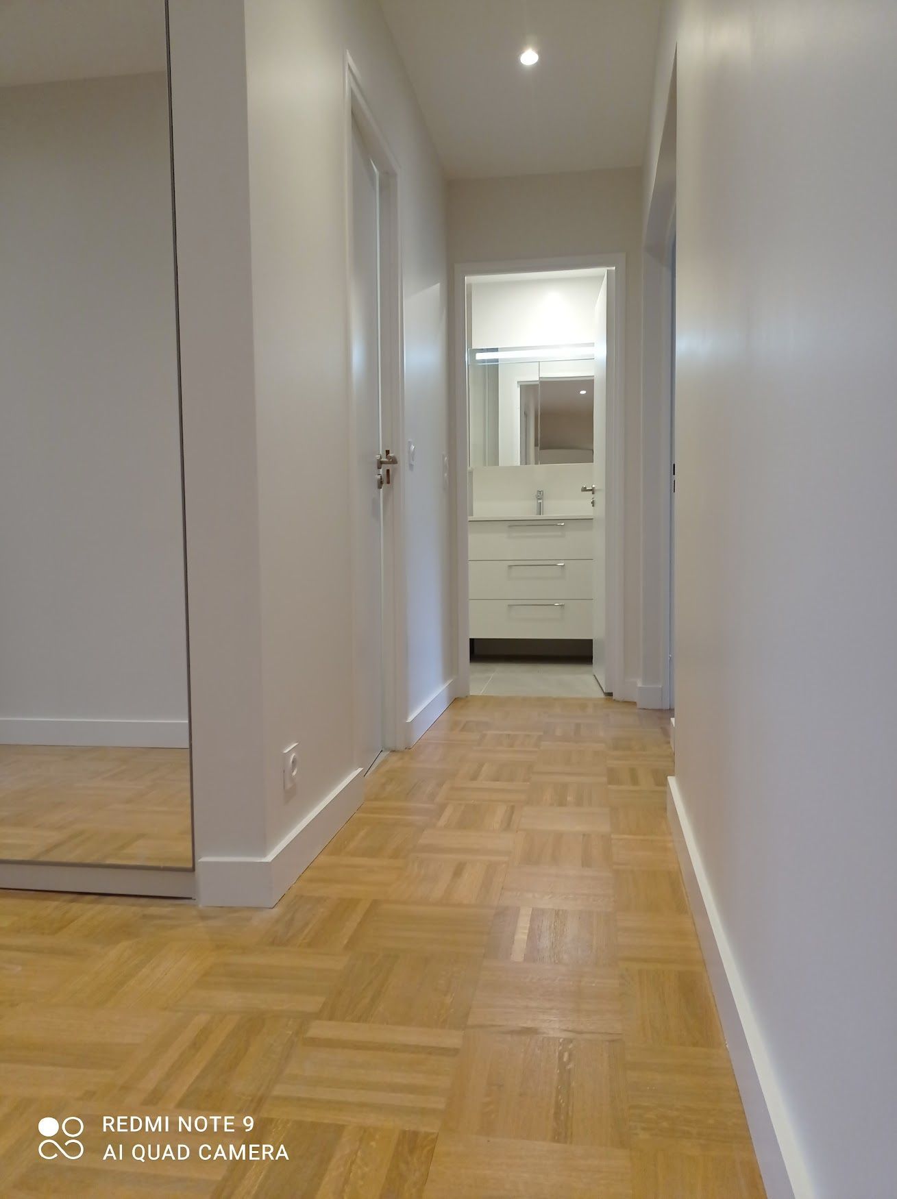 Couloir avec sol en parquet