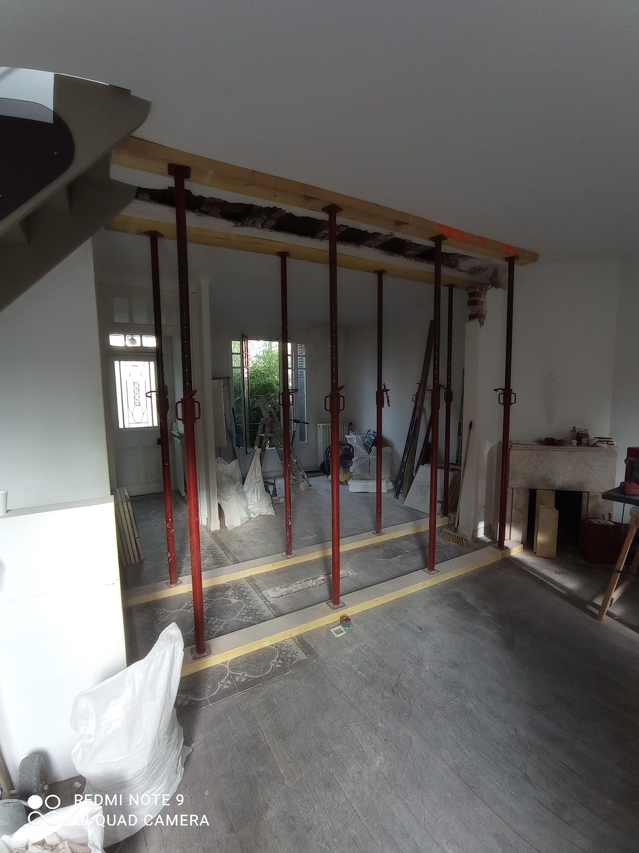 Consolidation d'une ouverture du mur avec des étais