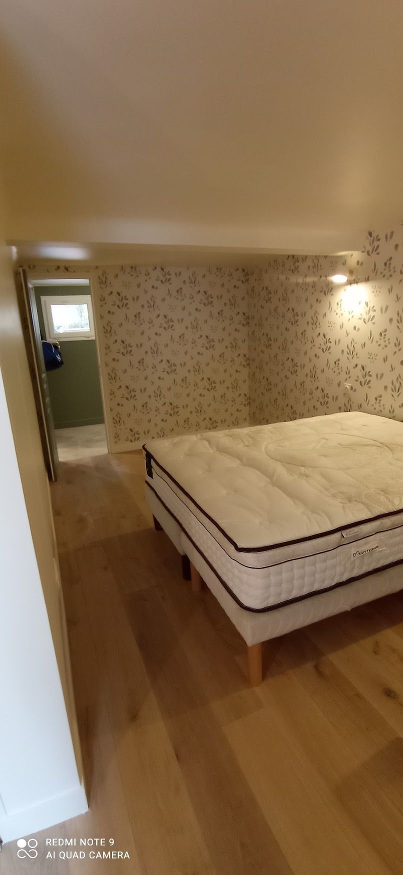 Chambre à coucher avec sommier et matelas
