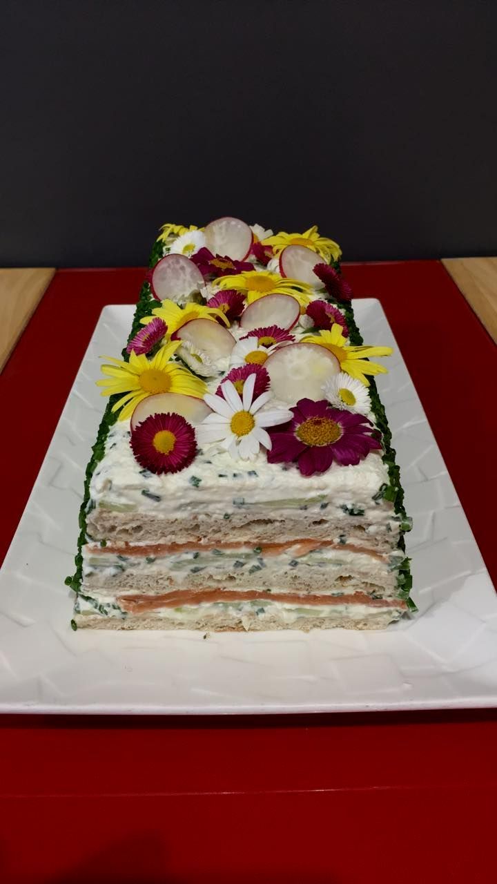 Gâteau aux fruits avec des fleurs