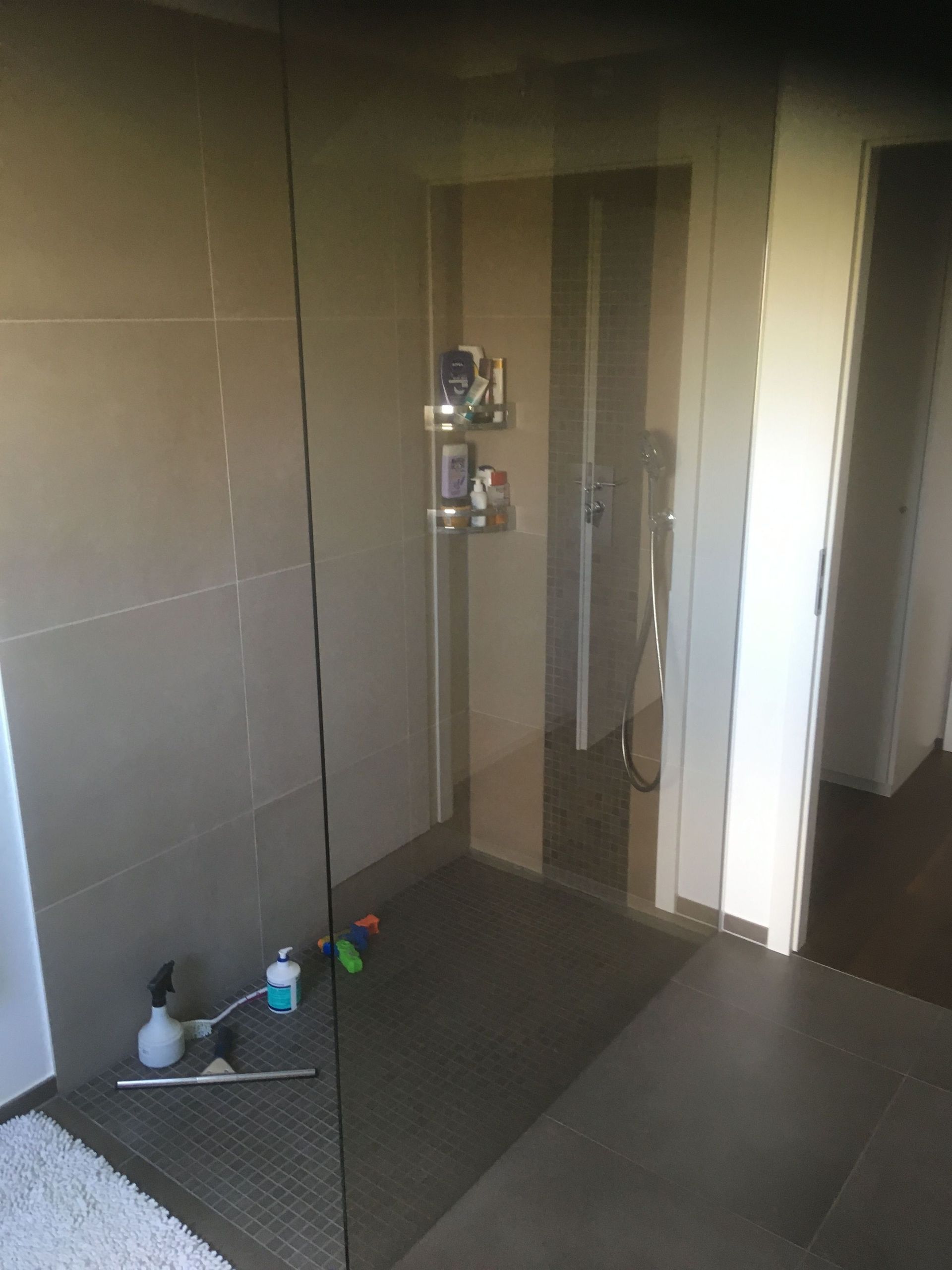 Pose carrelage douche - Carrelage artisanal Bernard Pittet Sàrl - Echallens