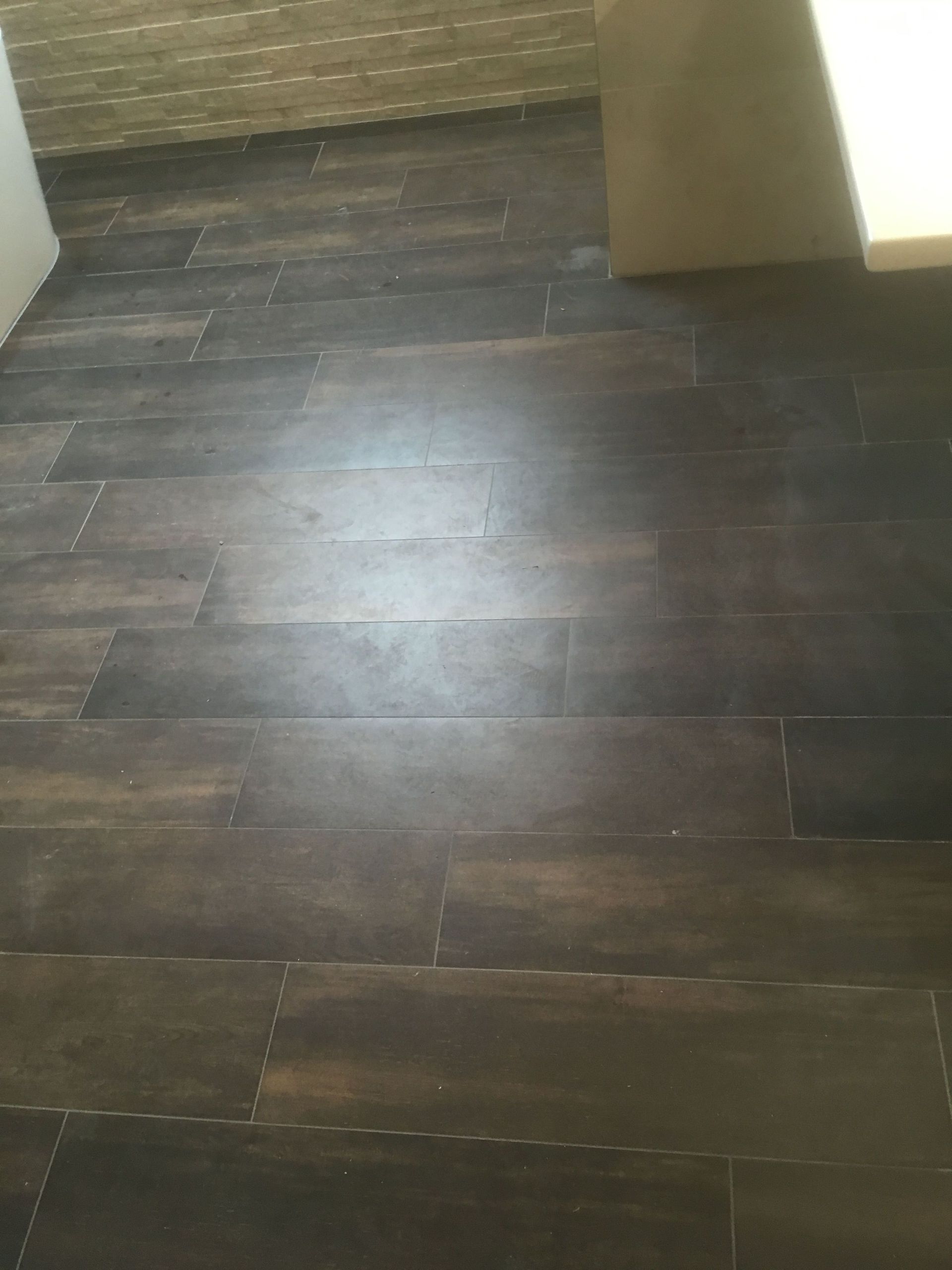 Pose carrelage imitation bois - Carrelage artisanal Bernard Pittet Sàrl - Echallens