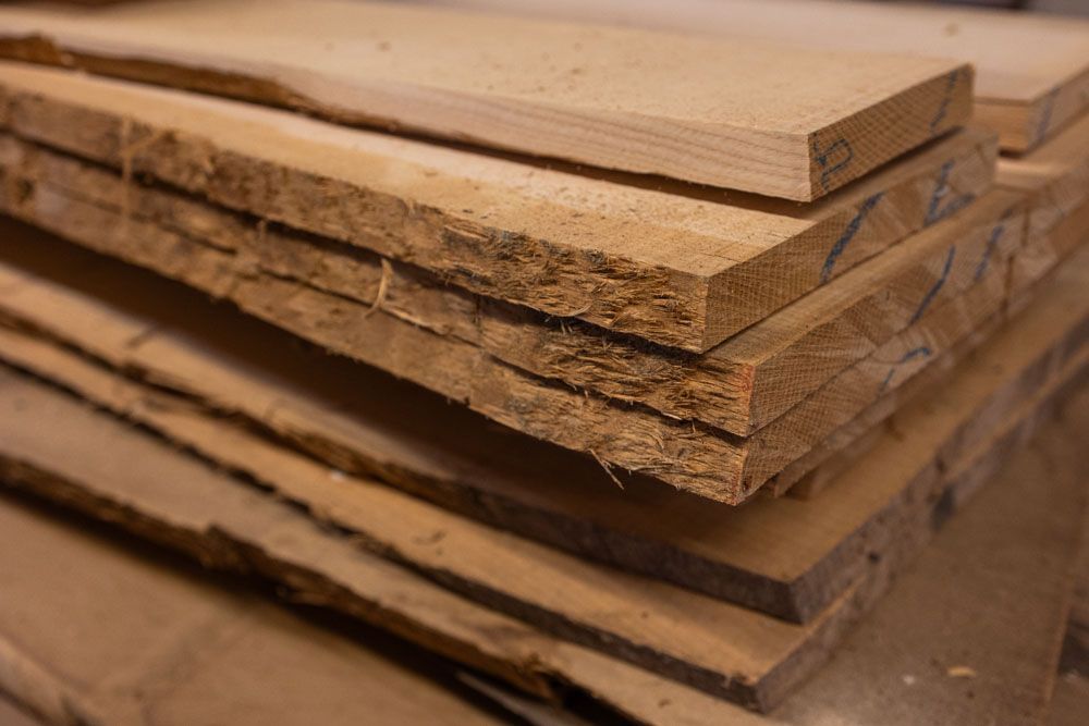 Ein Stapel übereinander gestapelter Holzbretter auf einem Tisch.