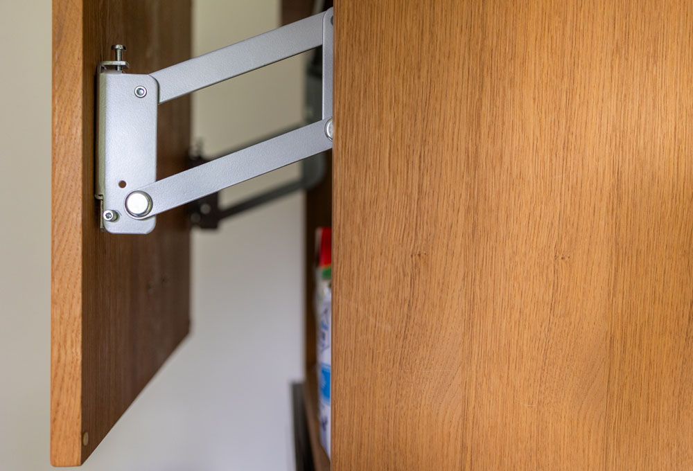 Eine Nahaufnahme eines Holzschranks mit offener Tür