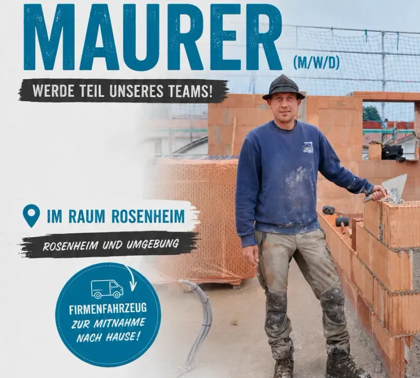 Maurer steht auf einer Backsteinbaustelle mit Stellenanzeigentext und Logos in deutscher Sprache.