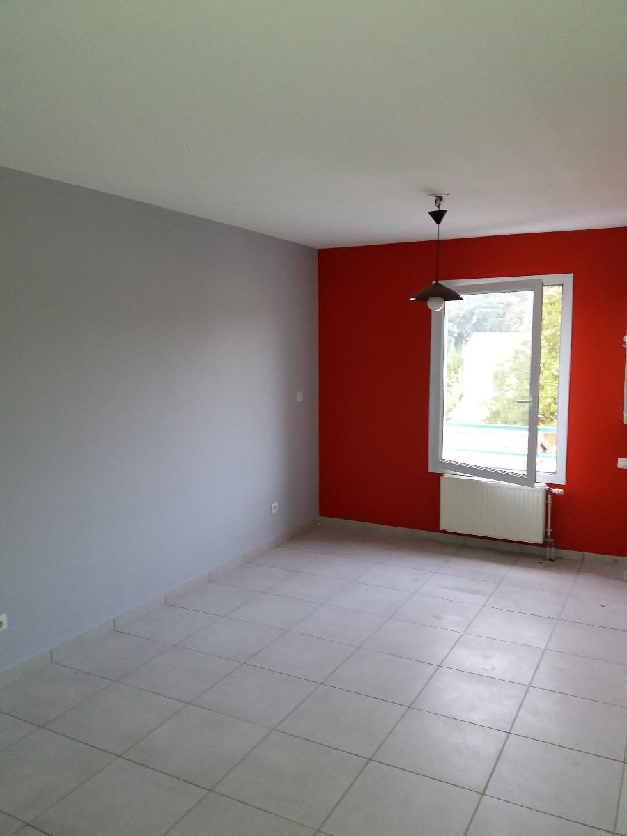 Mur avec peinture rouge appliquée