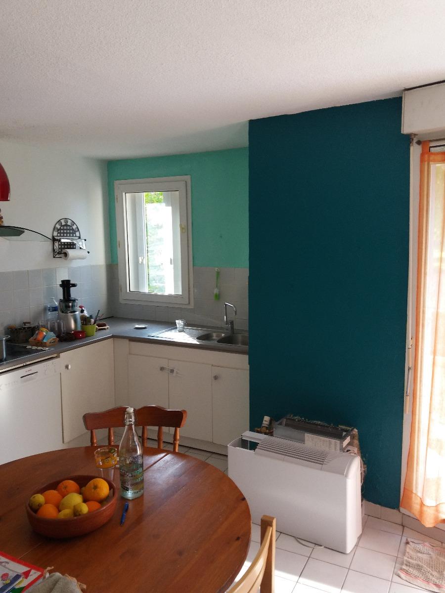 Mur avec peinture bleue appliquée