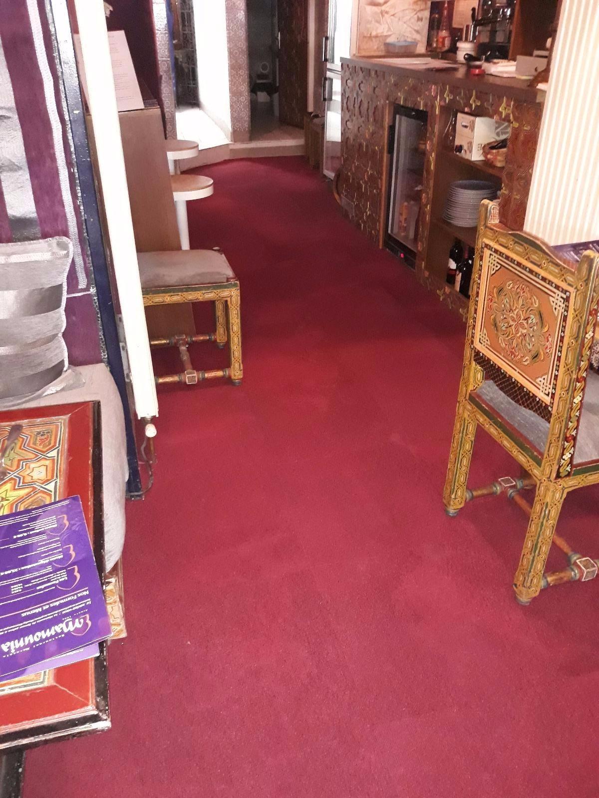 moquette fushia posée au sol