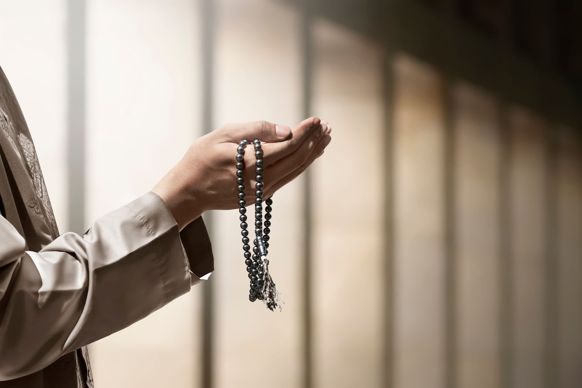 Un tasbih dans les mains d'un croyant