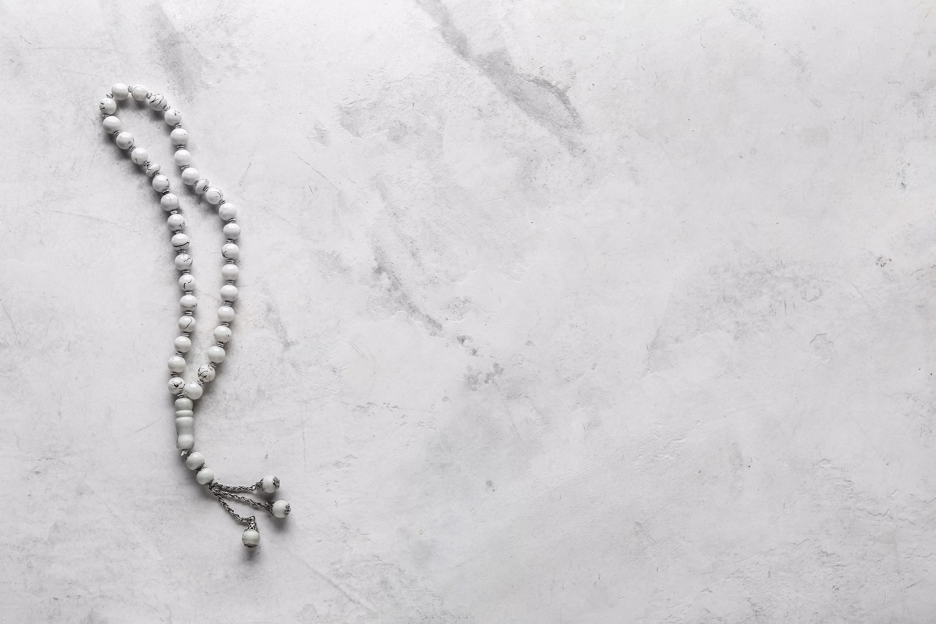 Un tasbih sur une table