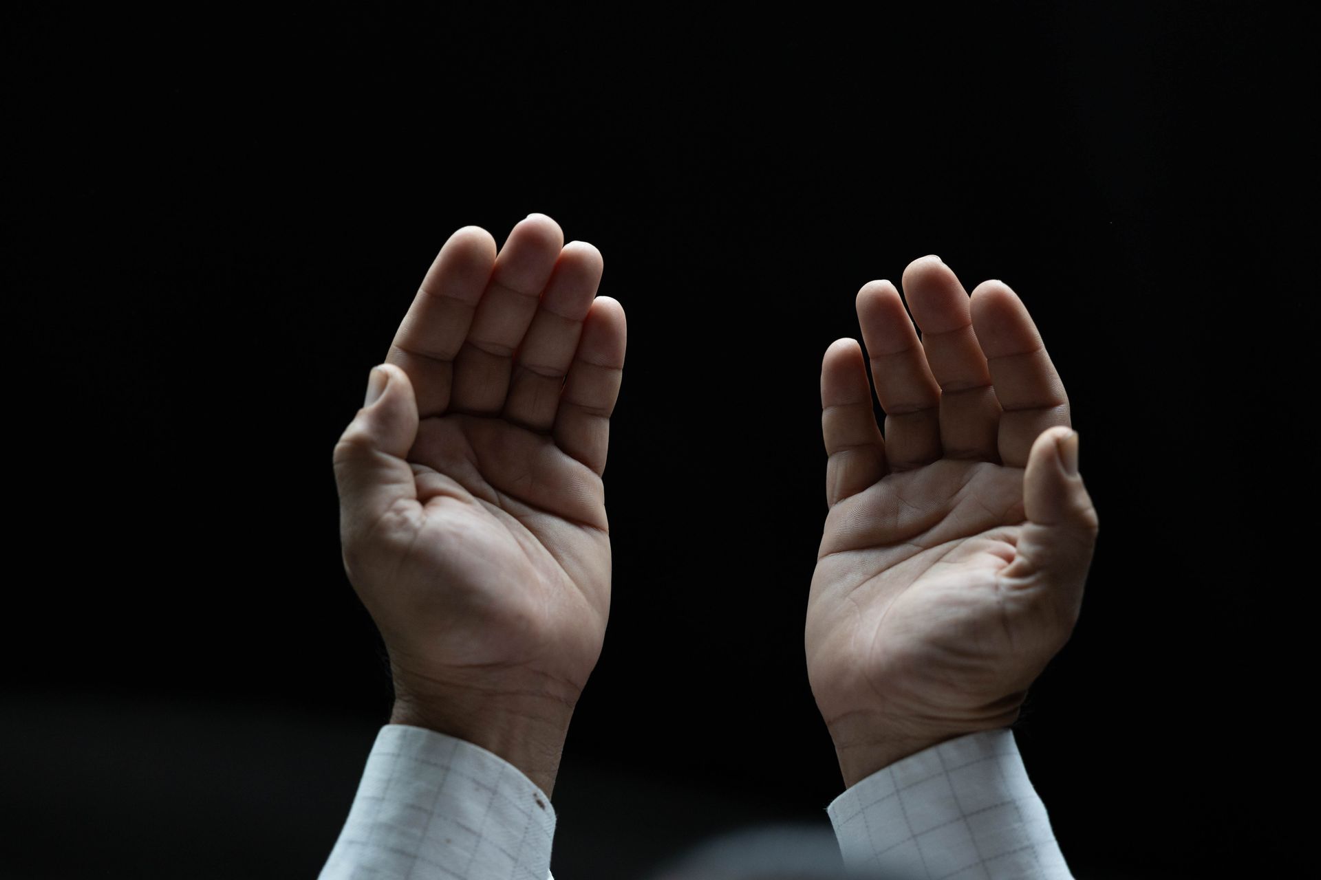 Des mains invoquants un Dieu