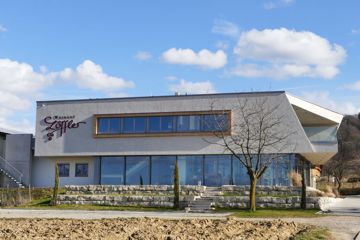 Modernes Gebäude mit Glasfassade und schrägem Dach; Schild „Restaurant Segler“.