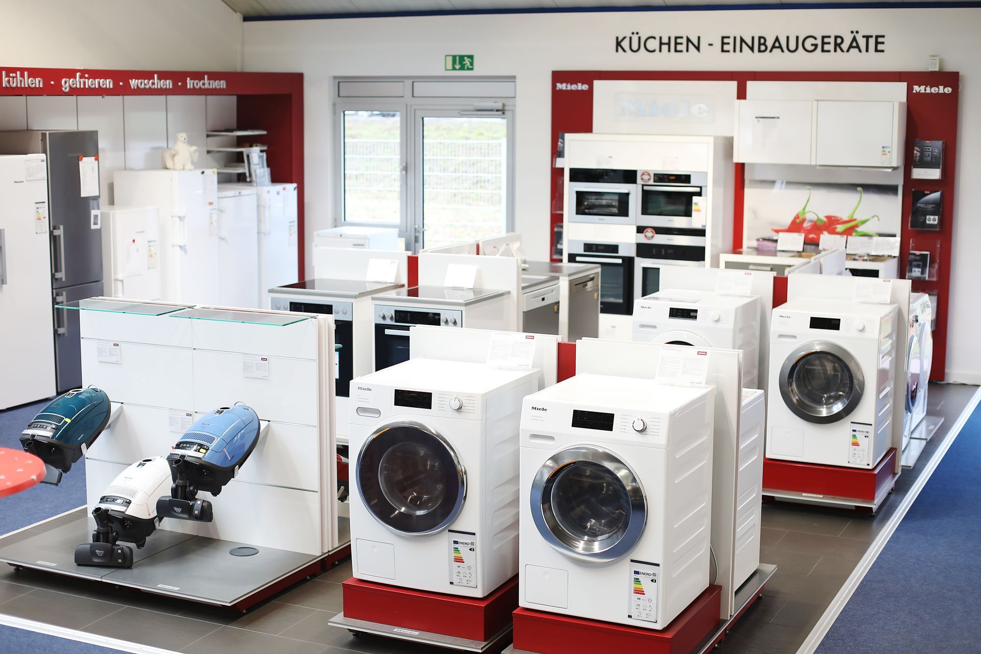 Platzhalterbild von zwei sich überlappenden rechteckigen Rahmen auf grauem Hintergrund.