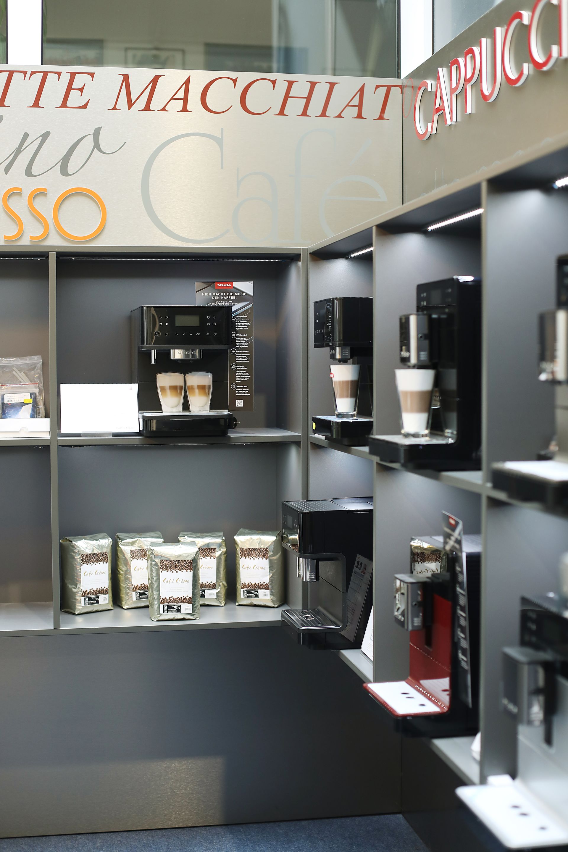 Platzhalterbild von zwei sich überlappenden rechteckigen Rahmen auf grauem Hintergrund.