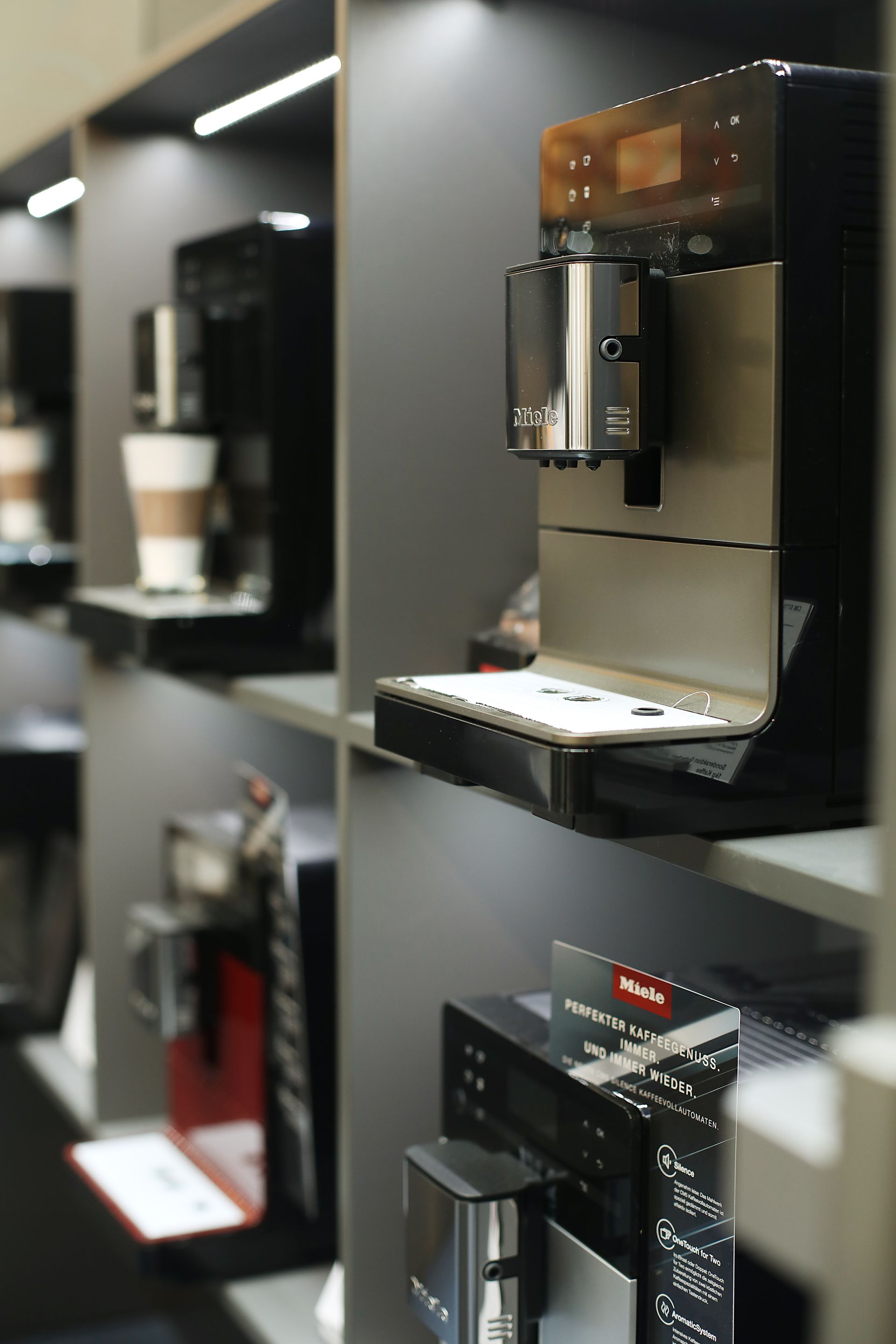 Platzhalterbild von zwei sich überlappenden rechteckigen Rahmen auf grauem Hintergrund.