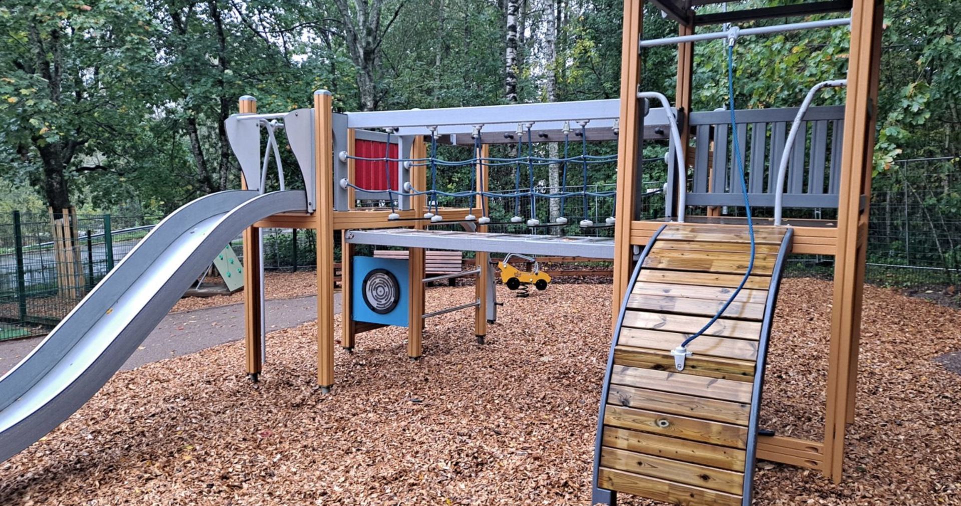 Vanha leikkiväline sai uuden elämän. Pienellä pintaremontilla ja osien vaihdolla vältyttiin kalliin uuden välineen hankinnalta.