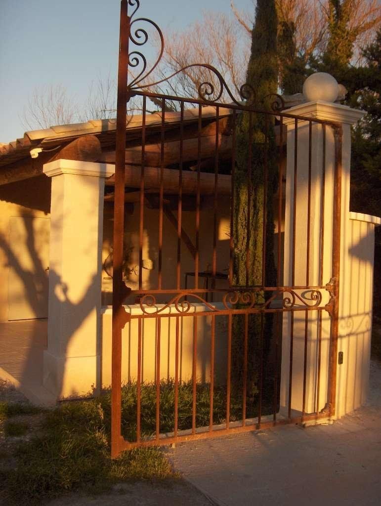 Demi-portail en fer forgé