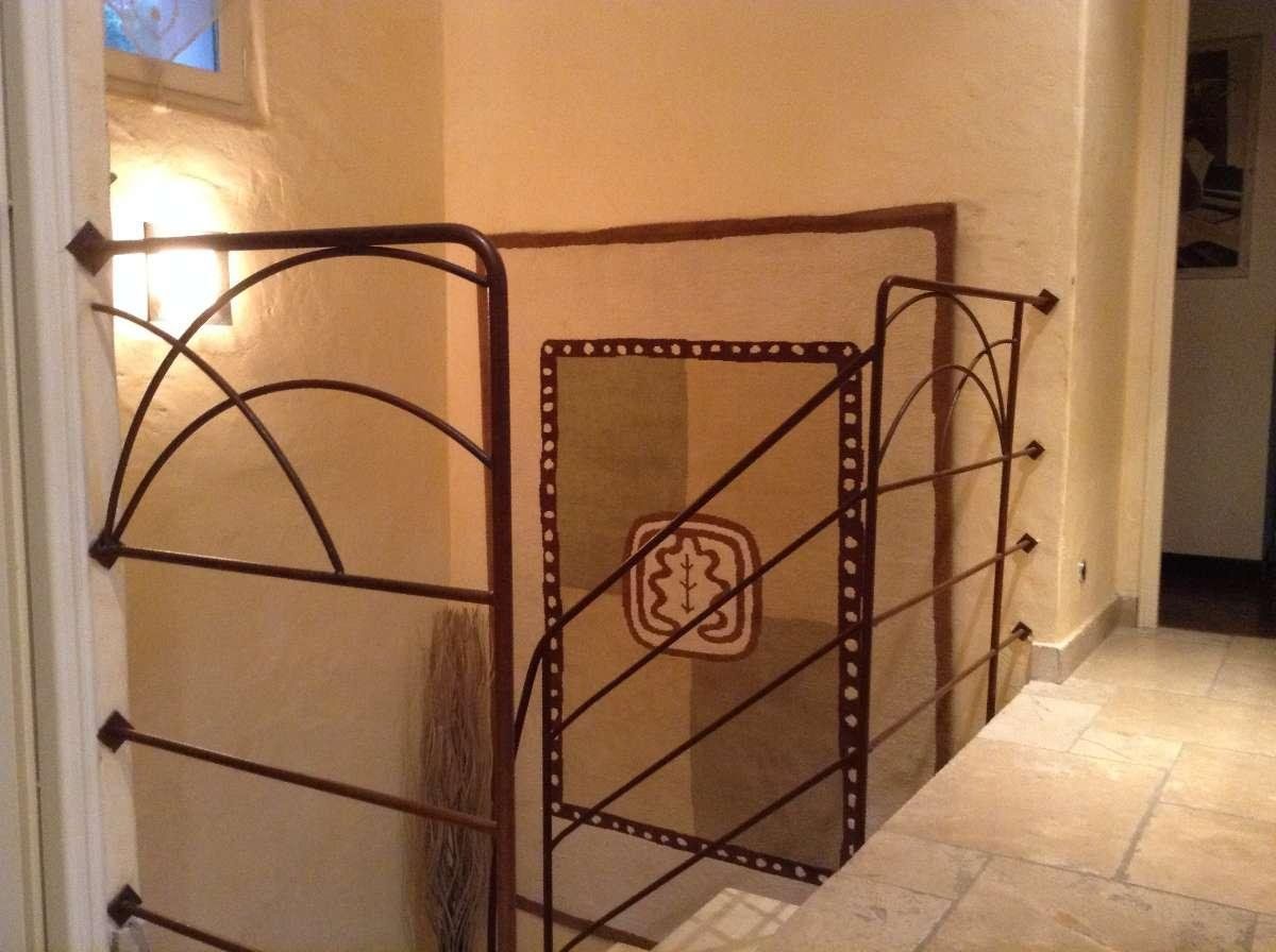 Garde-corps supérieur en fer d'un escalier