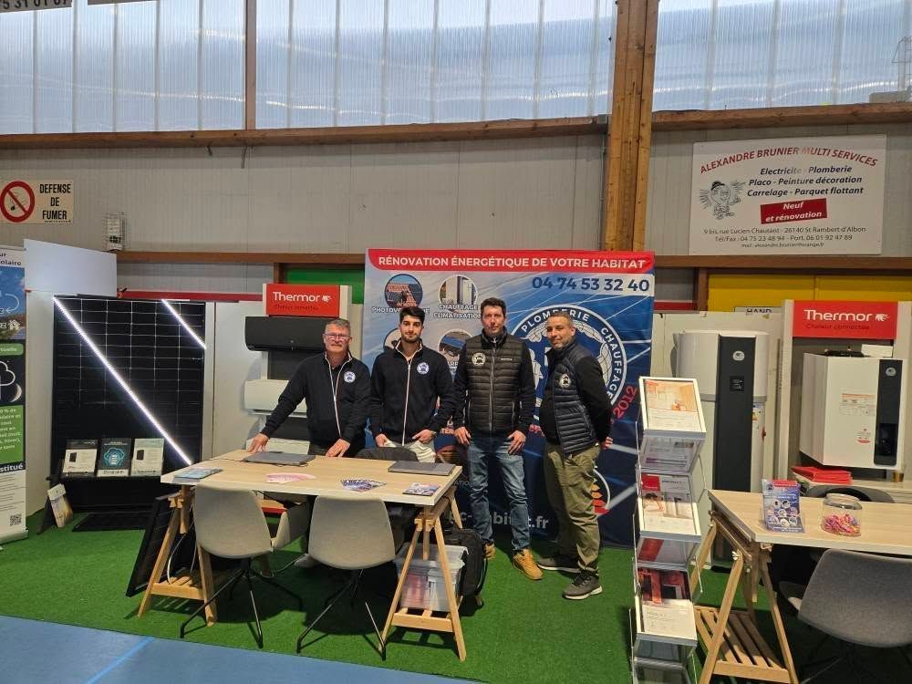 Quatre hommes se tiennent devant un stand faisant la promotion d'une entreprise. Le stand est équipé de panneaux solaires, de brochures et d'une pancarte avec un numéro de téléphone.