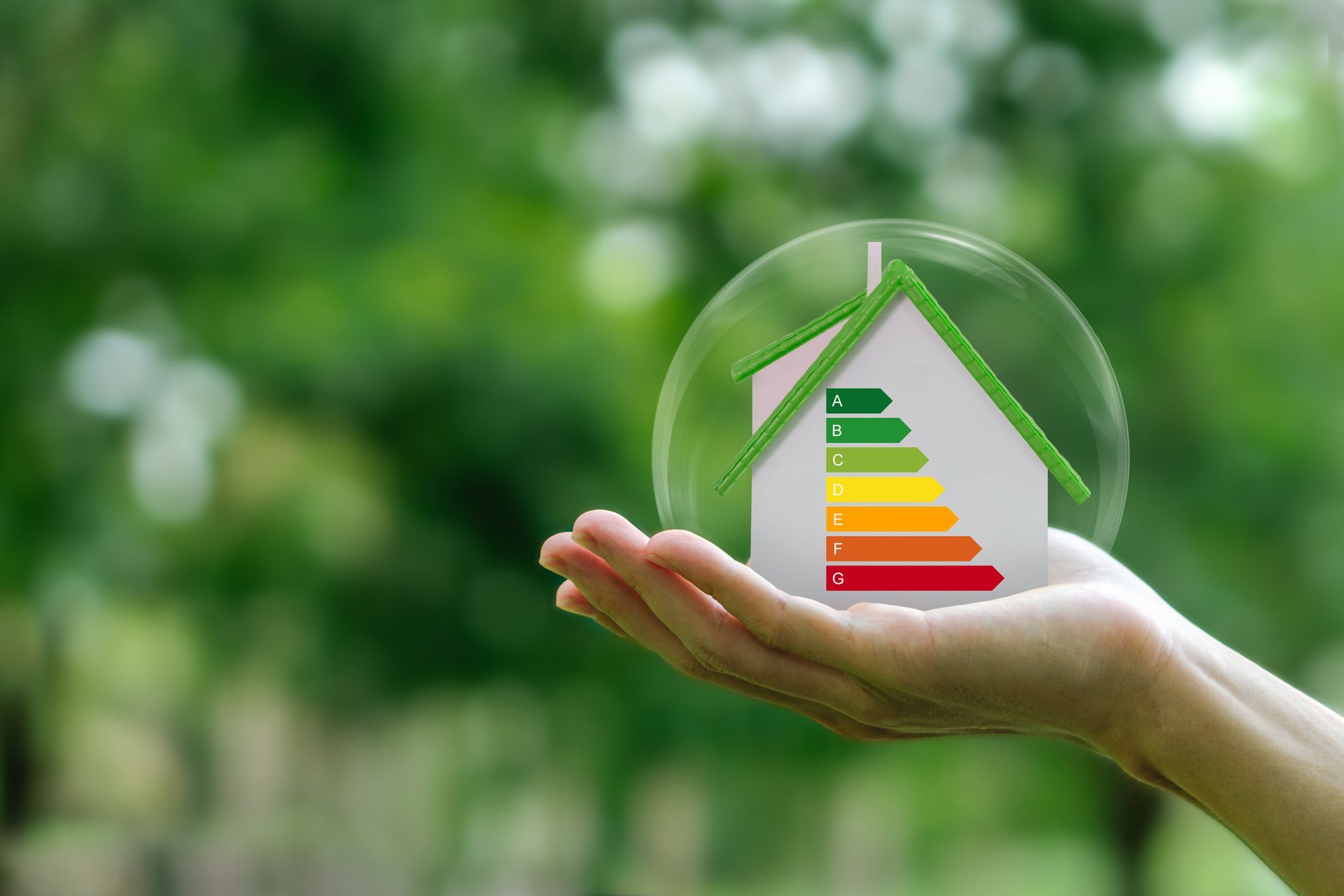 Main tenant une icône de maison à l'intérieur d'une bulle, avec un tableau d'évaluation de l'efficacité énergétique.