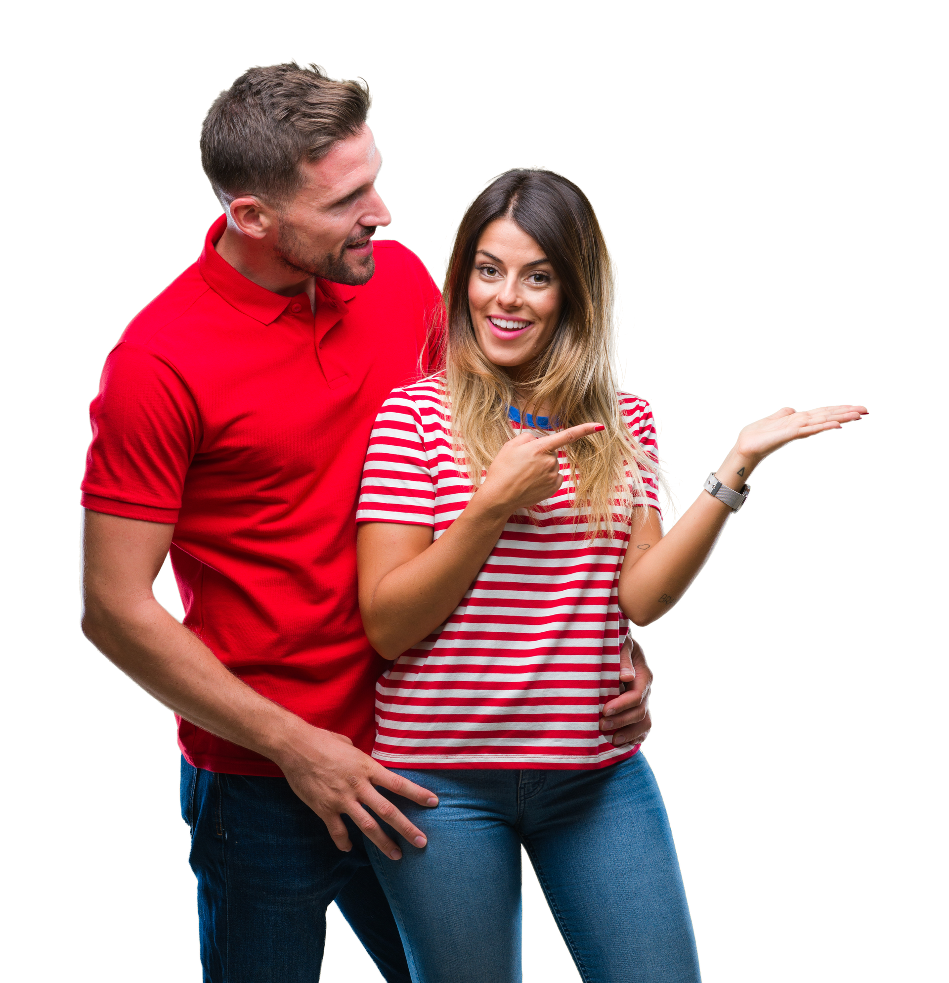 L'homme regarde la femme qui pointe du doigt, paume ouverte. Tous deux vêtus de rouge et de bleu, sourient.