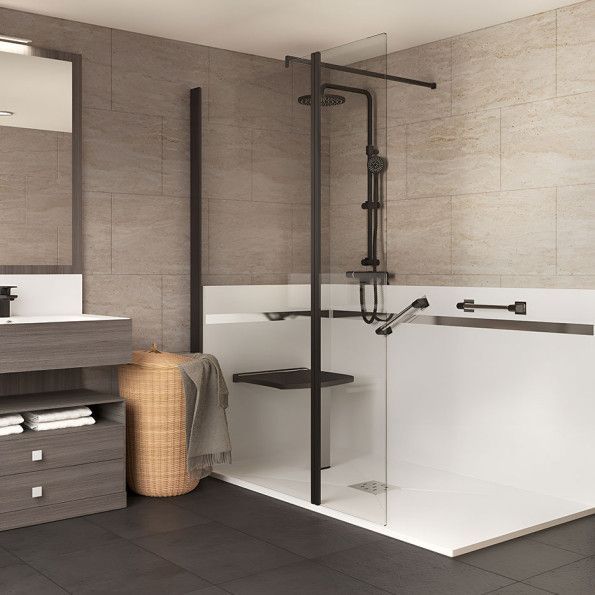 Salle de bains moderne avec douche à l'italienne, meuble-lavabo, miroir mural et accents de carrelage gris.