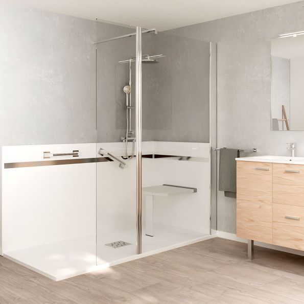 Salle de bains moderne avec douche en verre, baignoire blanche et meuble-lavabo en bois.