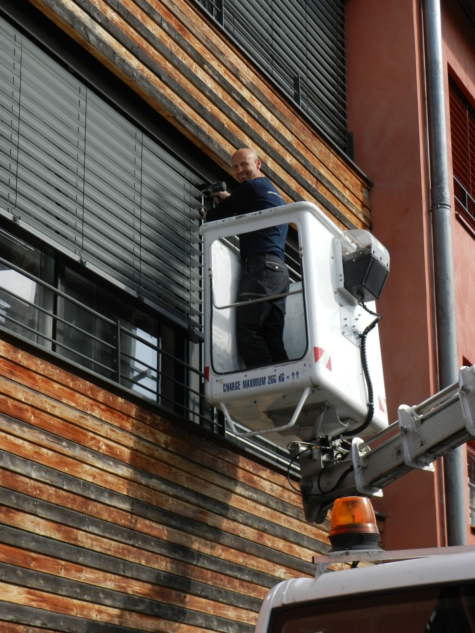 Brise-soleils noirs en cours de pose