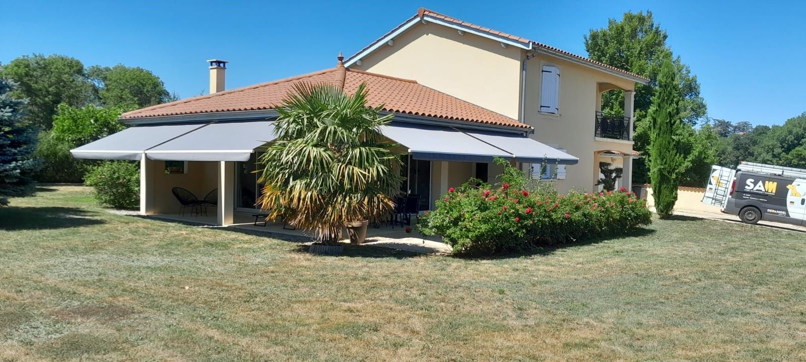 Quatre stores pour ombrager le chemin autour d'une maison de campagne