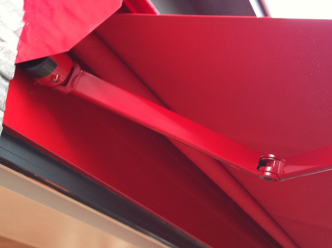 Très gros plan sur store rouge installé pour un boucher