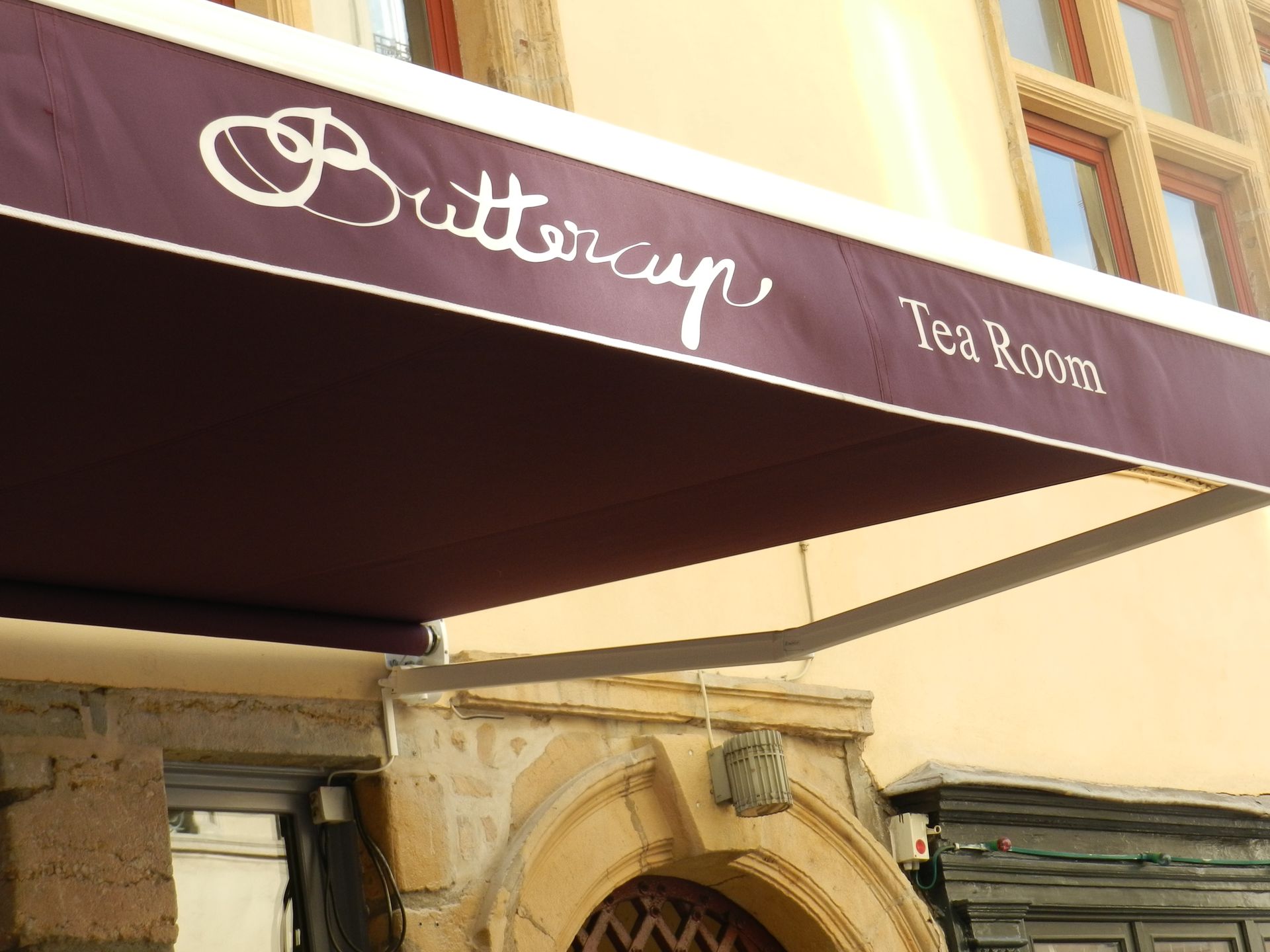 Focus sur store pour un salon de thé