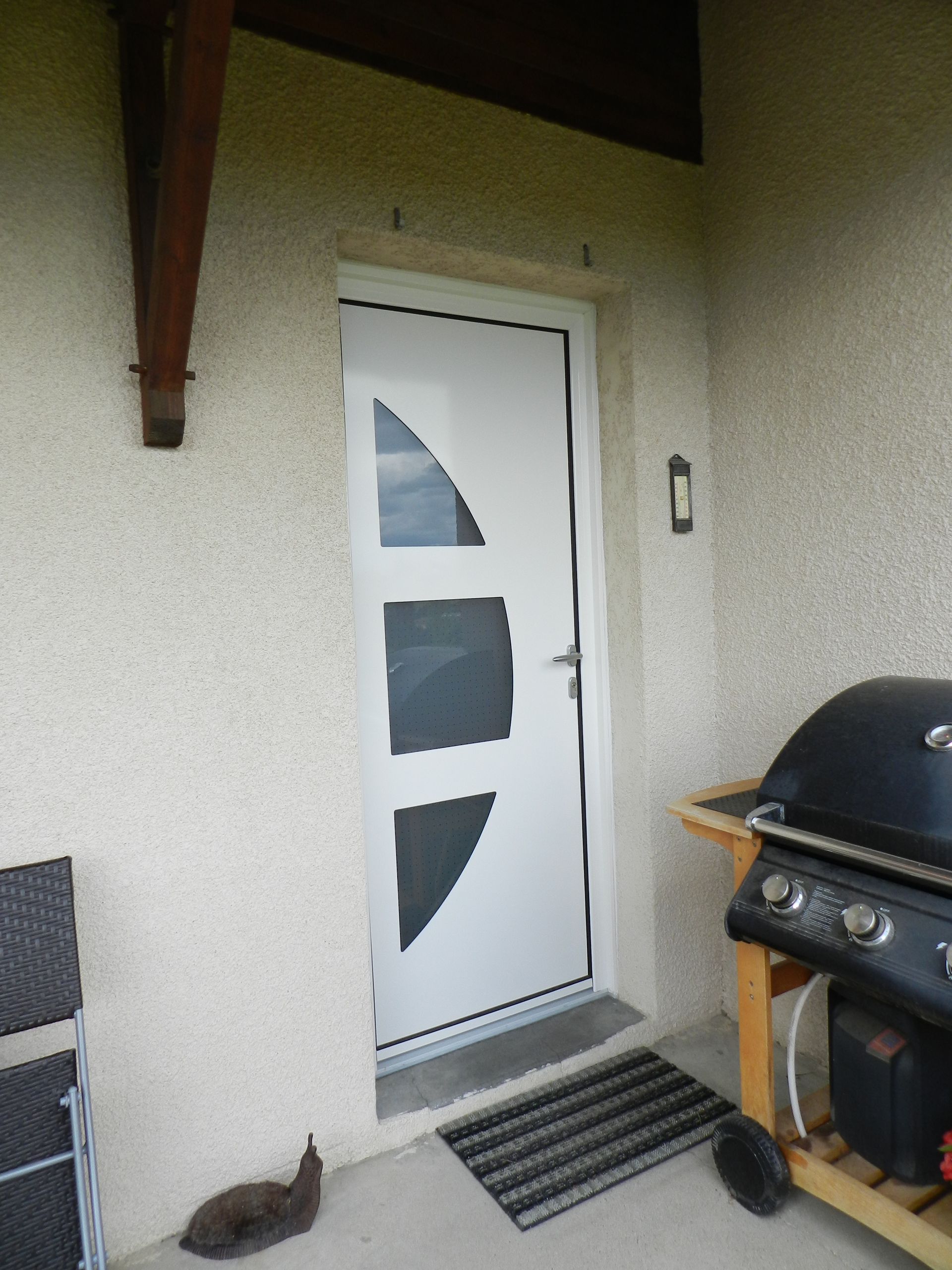 Porte d'entrée blanche en gros plan