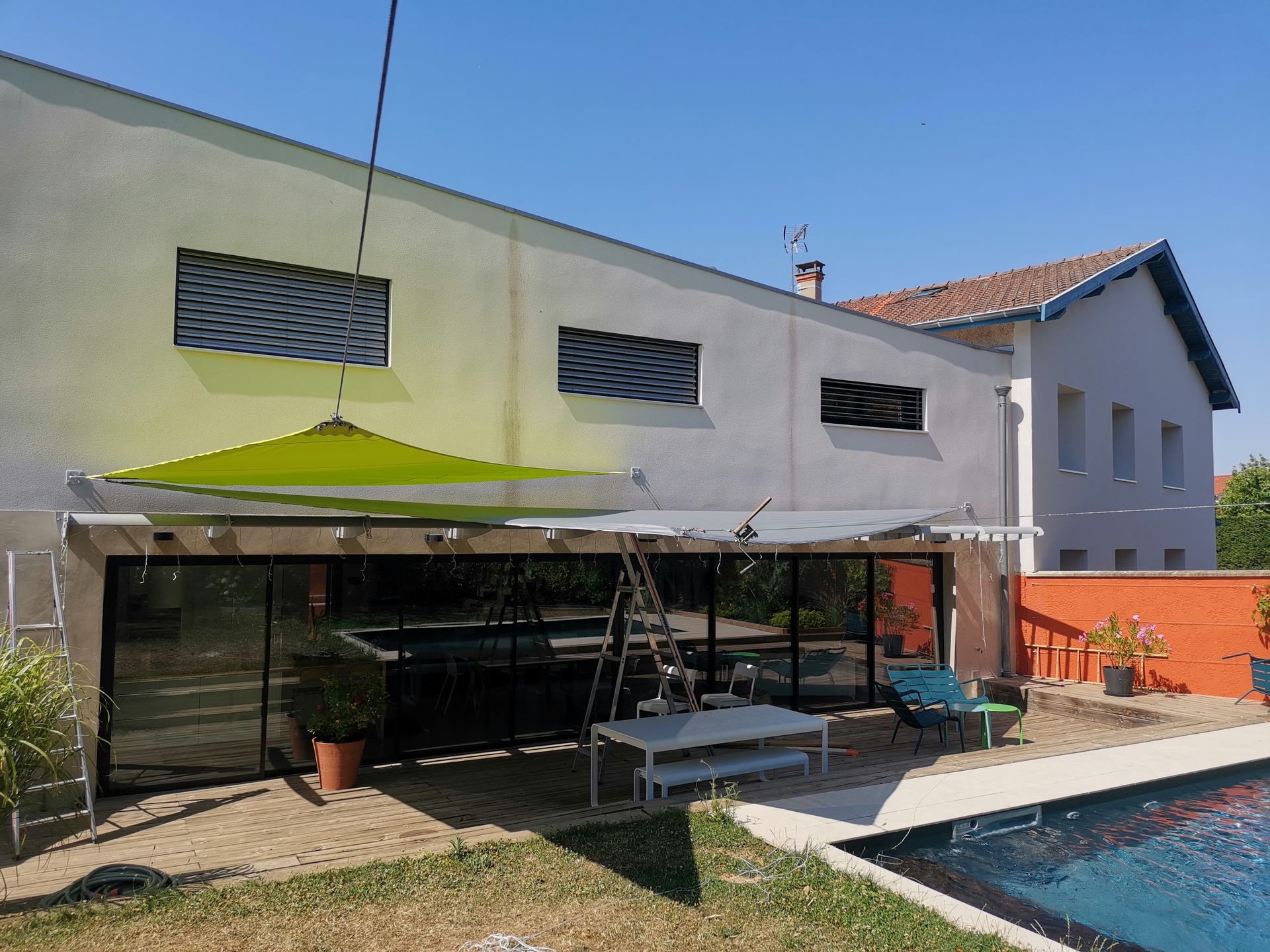 Voiles d'ombrage vertes et oranges