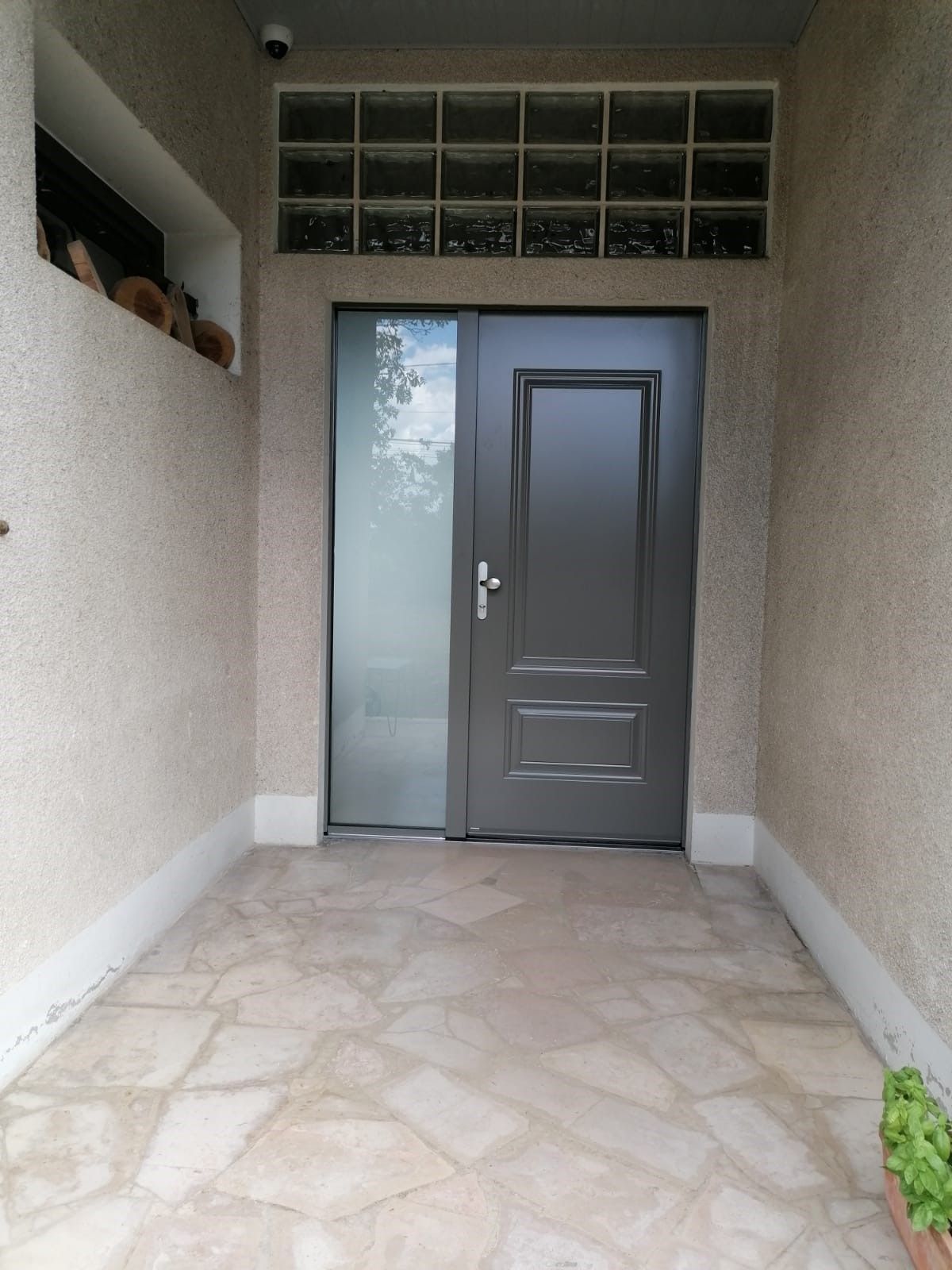 Porte d'entrée noire et verre