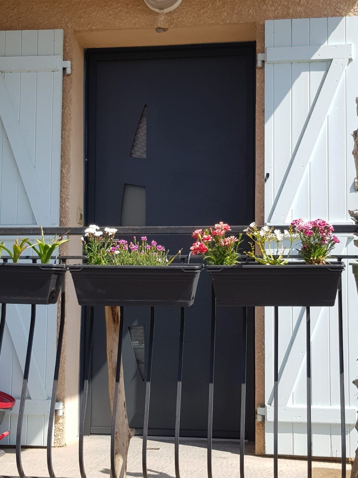 Porte d'entrée noire en contreplongée