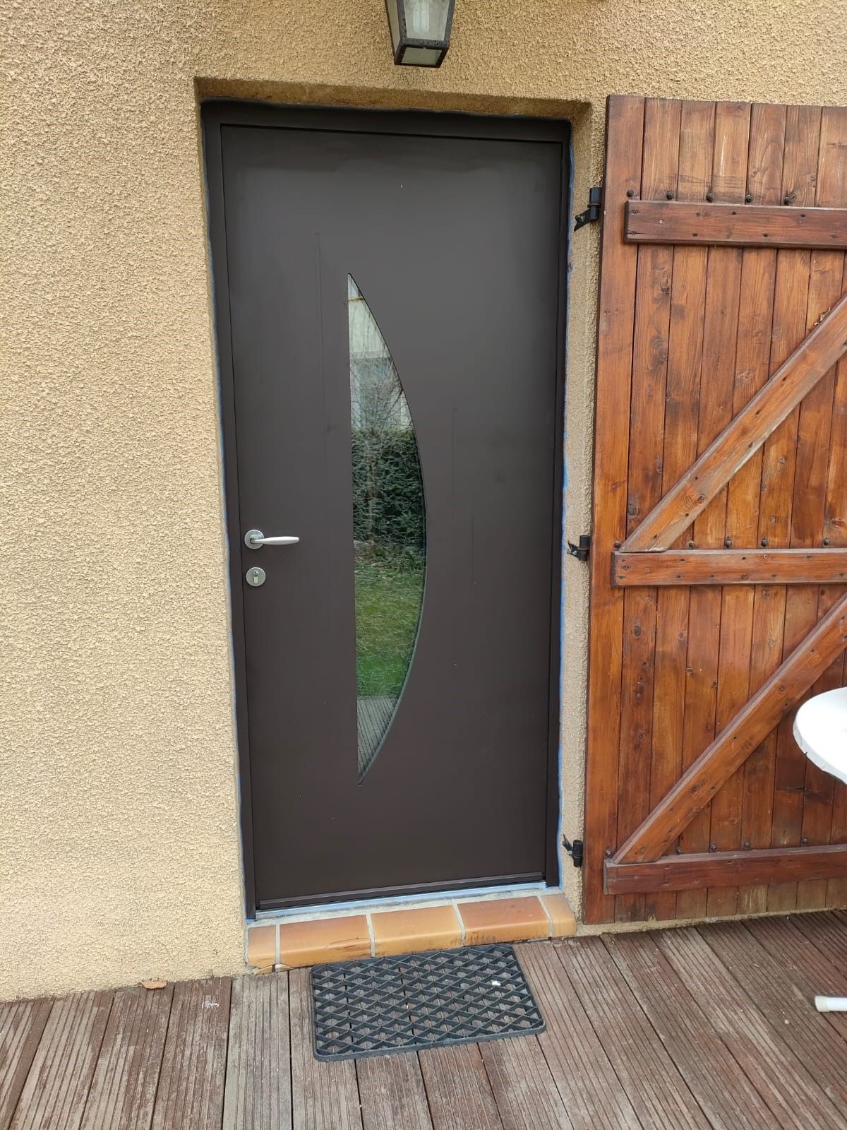 Porte d'entrée moderne marron