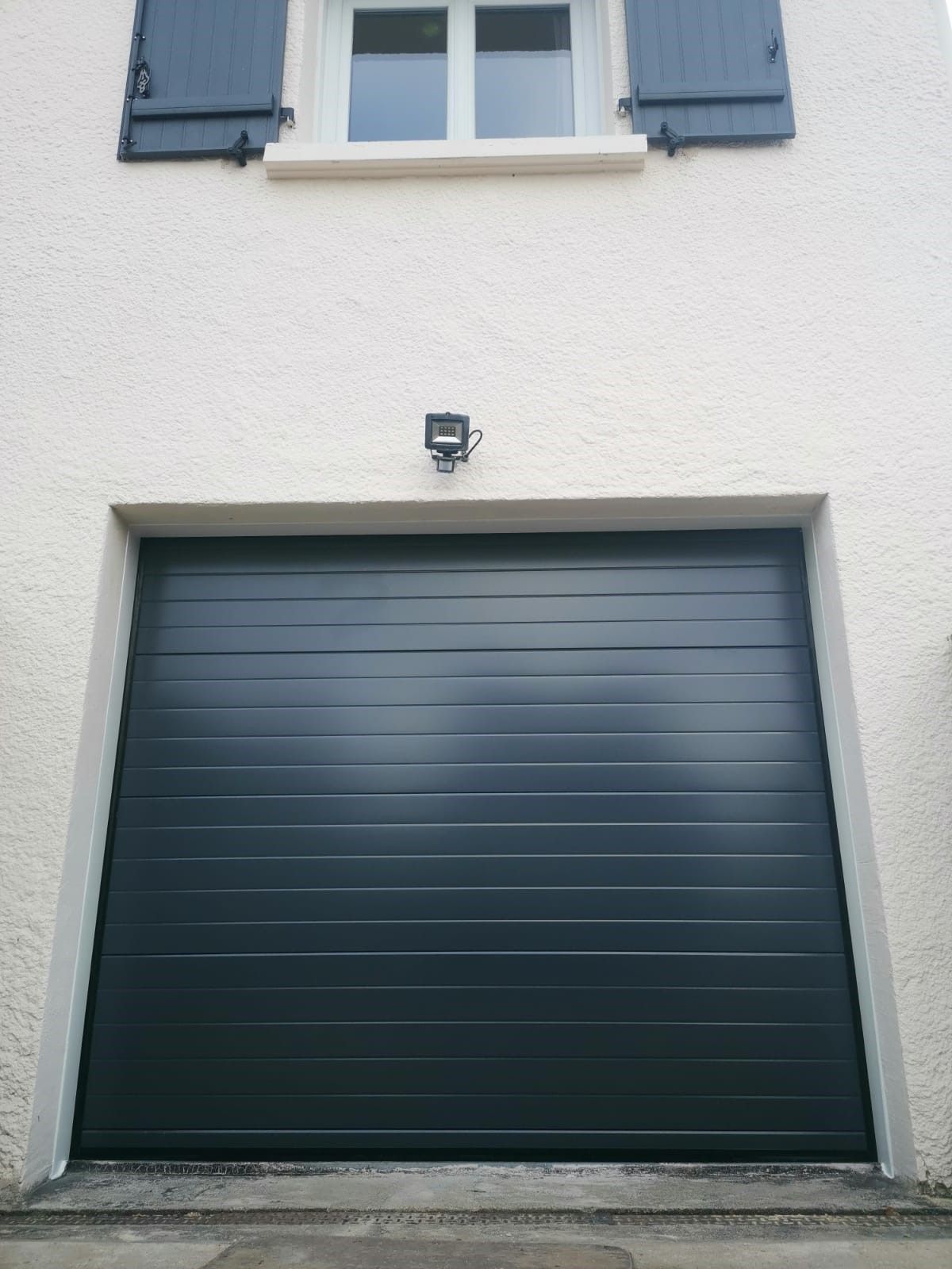 Porte de garage noire moderne