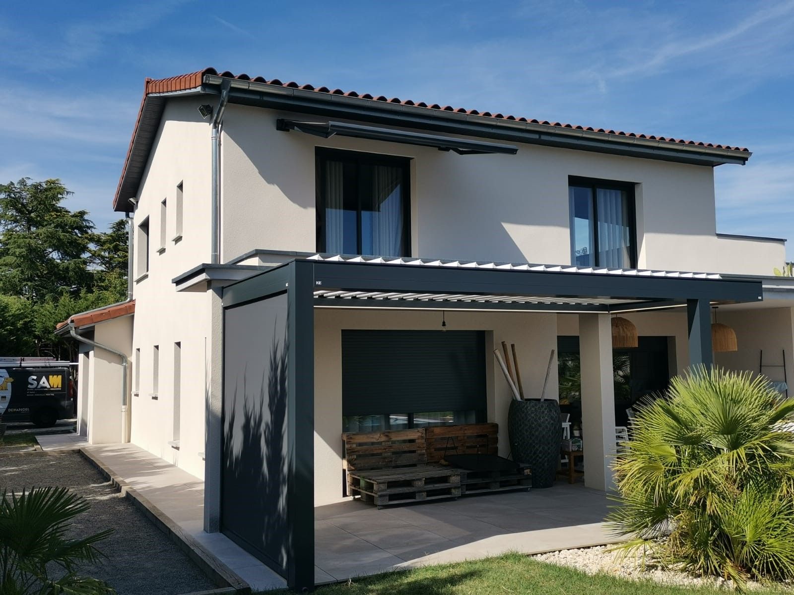 Pergola moderne installée chez un particulier