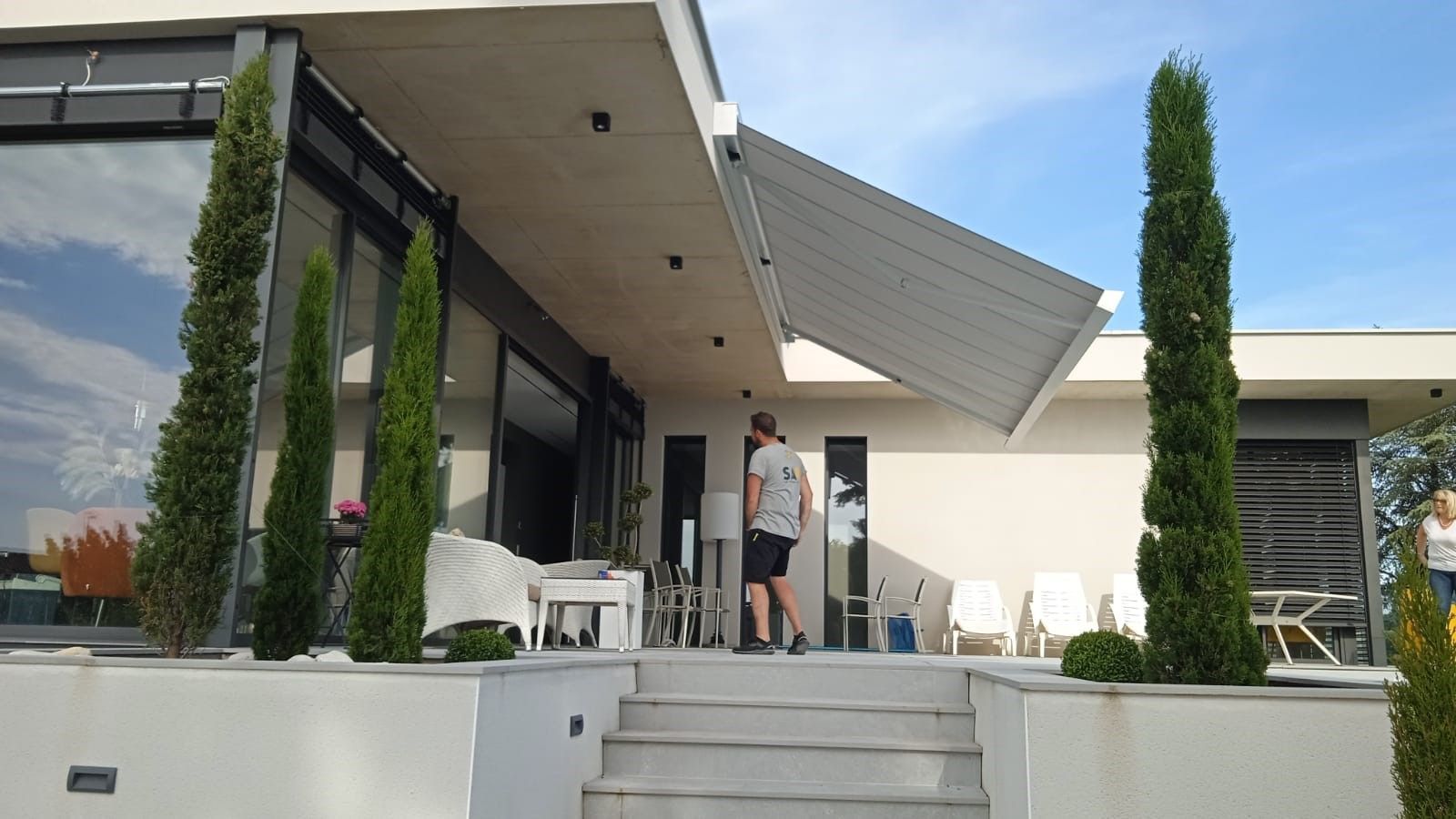 Stores extérieurs blancs