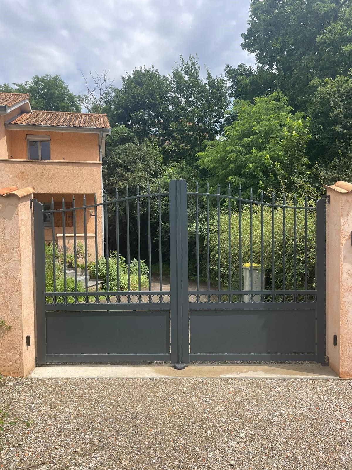 Portail noir aspect ancien