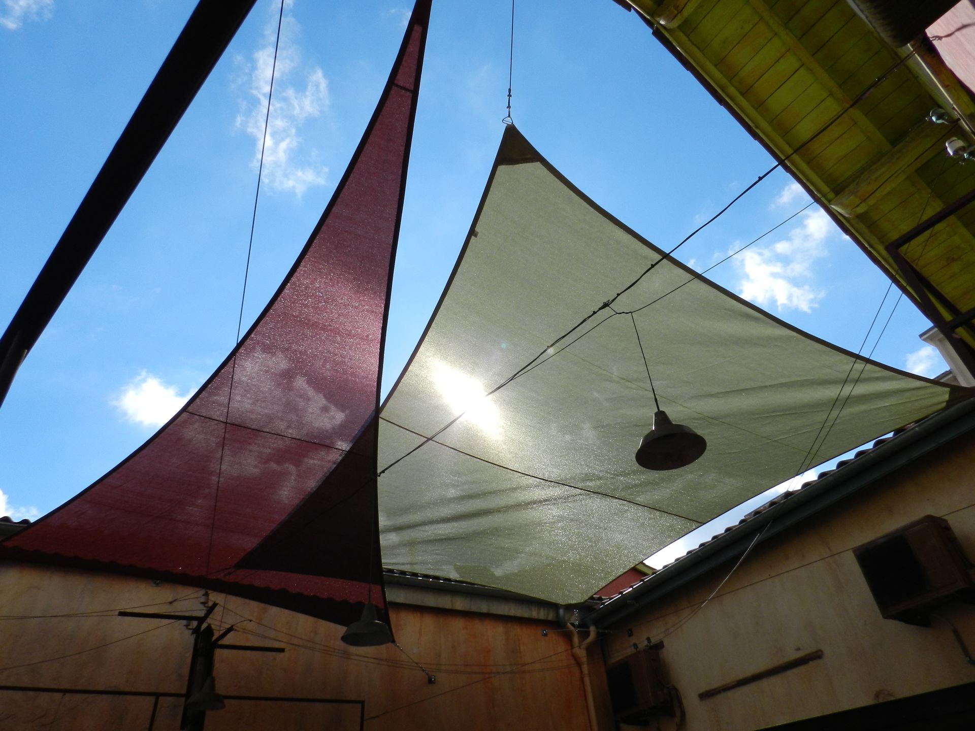 Voiles d'ombrage mises en place pour un restaurant